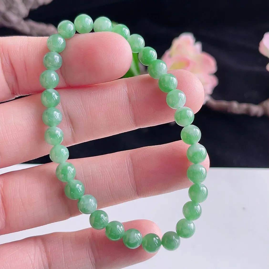 缅甸A货翡翠精美冰润满色满绿手链   珠圆玉润，色泽靓丽，种好，玉质细腻  工艺精美  佩戴气质大方