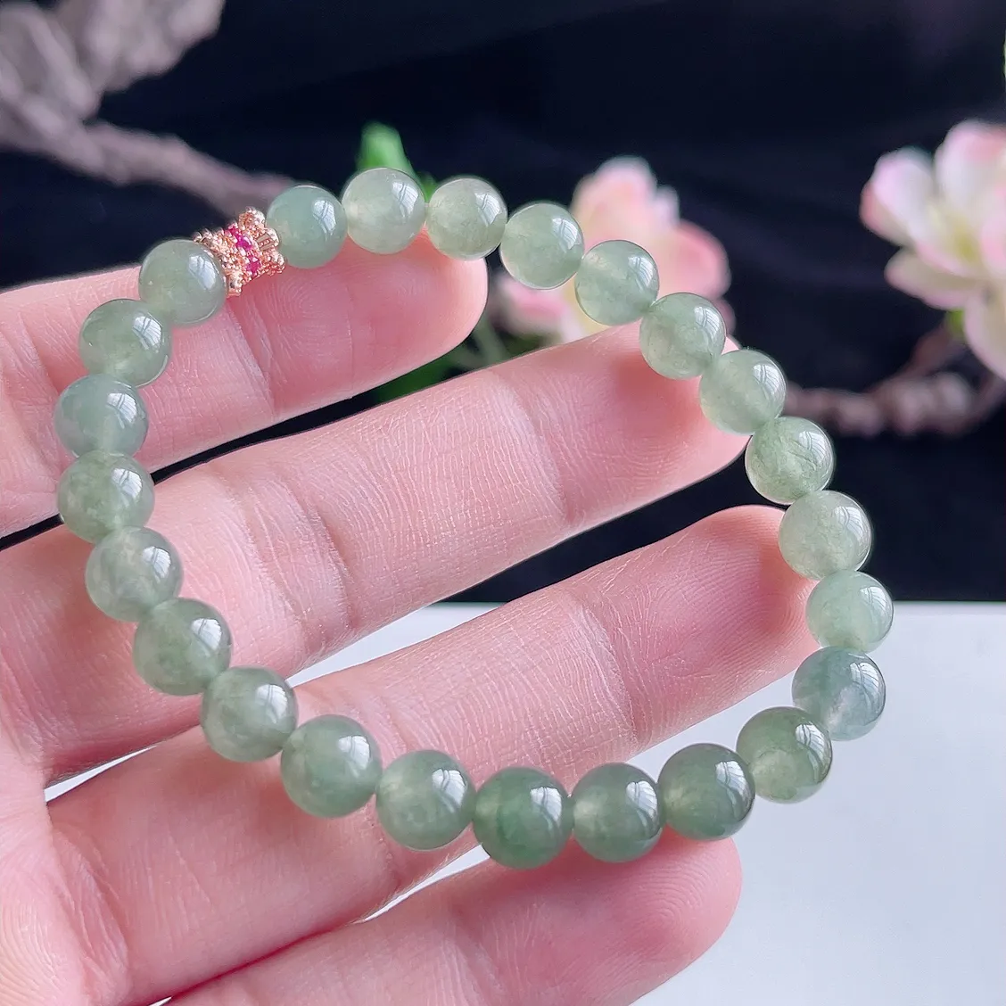 缅甸A货翡翠精美冰润手链   珠圆玉润，色泽靓丽，种好，玉质细腻  工艺精美  佩戴气质大方（请在自然光欣赏）E  尺寸7.8mm