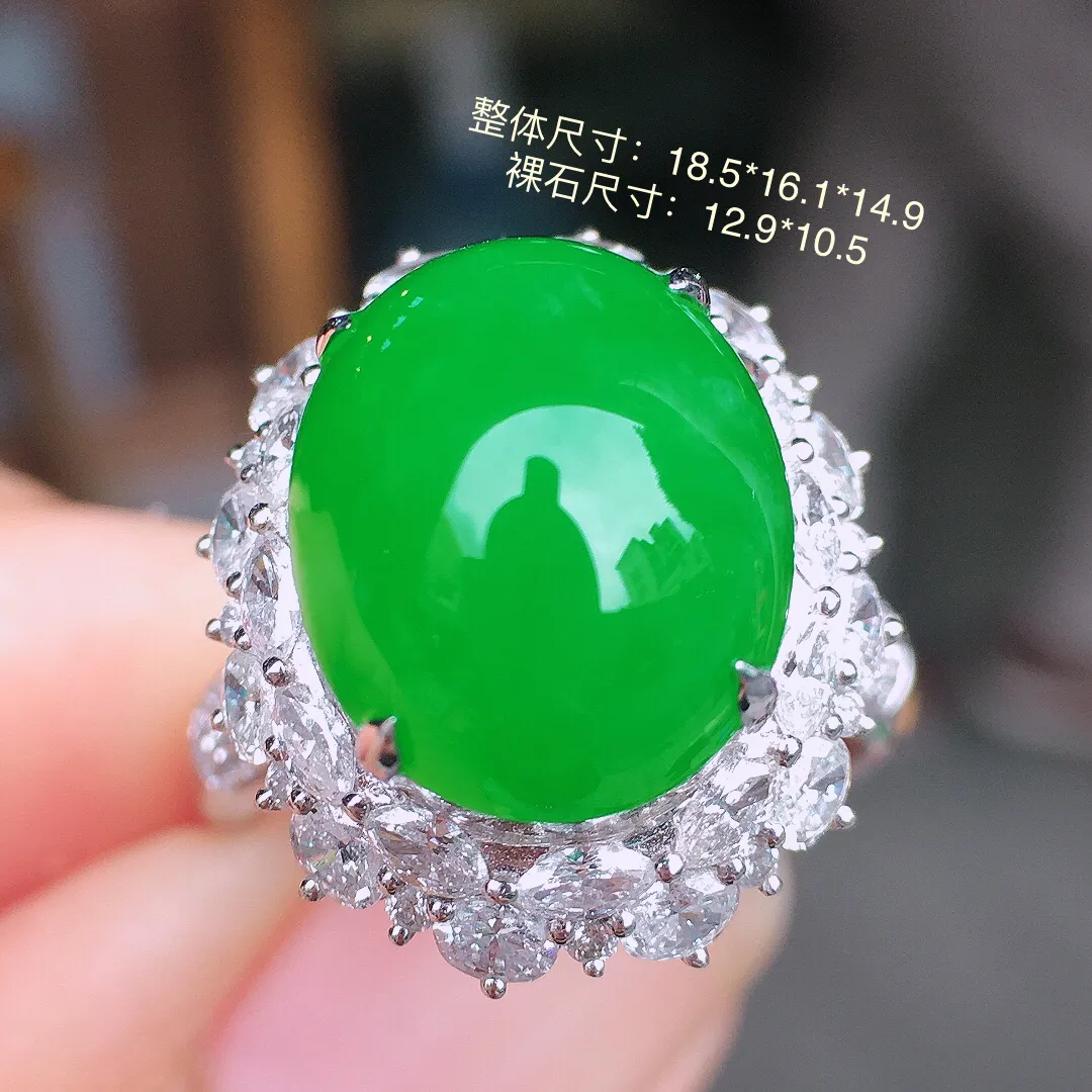 阳绿蛋面戒指，色泽均匀艳丽，玉质细腻，荧光感超
强，饱满圆润，尽显优雅气质，18k
金豪华镶嵌