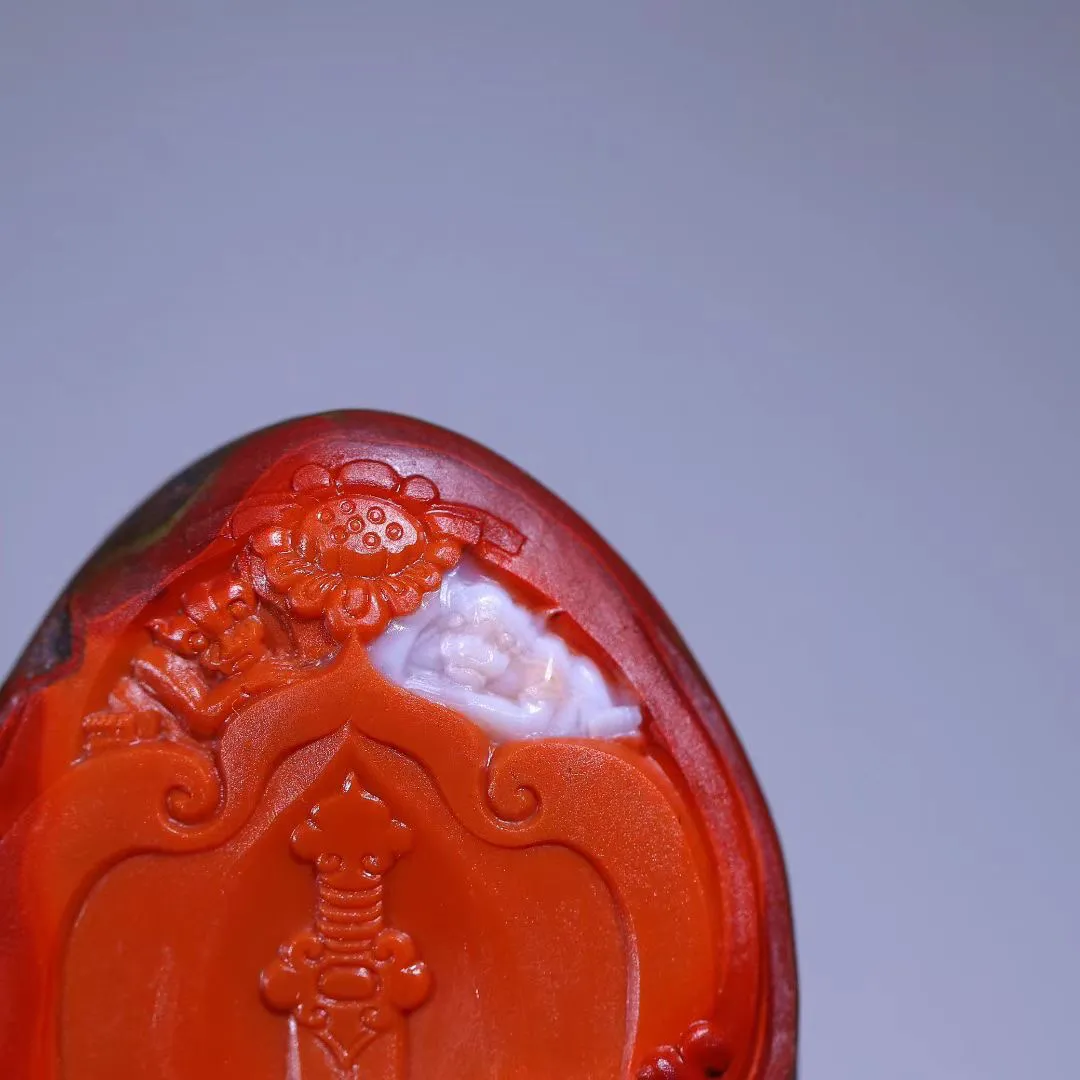 文玩收藏款
包浆醇厚，色泽沉稳，南红的热烈与钟馗的正气相得益彰。匠心雕刻，形神兼备，是文玩爱好者不可多得的珍品。
南红之红，似火似霞，聚福纳财；钟馗之威，消灾避煞，护佑安康。包浆流转间，沉淀的是时光，守护的是平安规格67-42-29mm81.6g