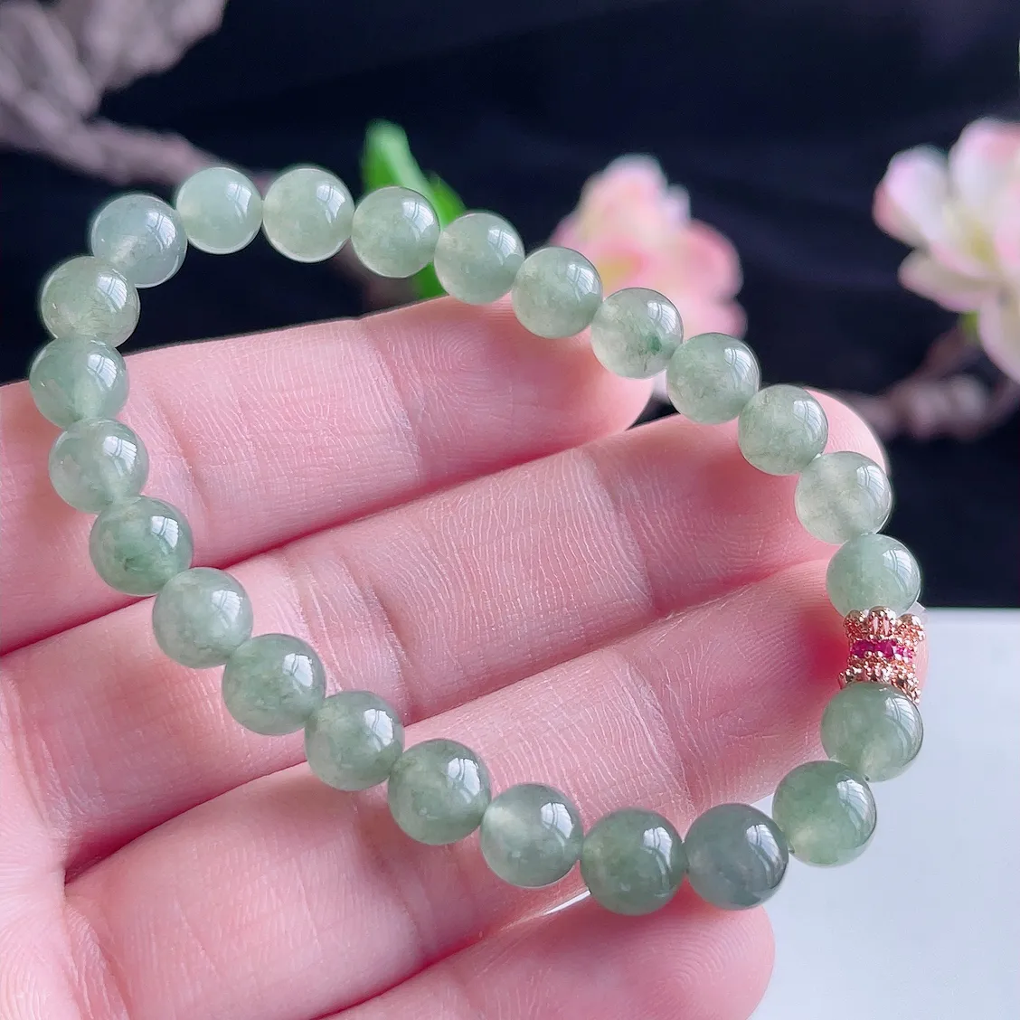 缅甸A货翡翠精美冰润手链   珠圆玉润，色泽靓丽，种好，玉质细腻  工艺精美  佩戴气质大方（请在自然光欣赏）E  尺寸7.8mm