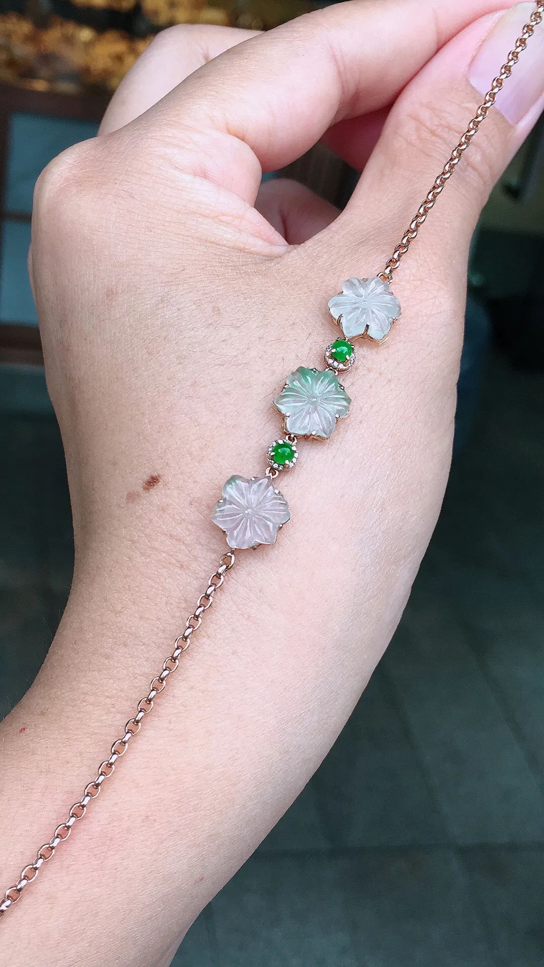 冰种手链，玉质细腻，荧光感超
强，饱满圆润，尽显优雅气质，18k
金豪华镶嵌