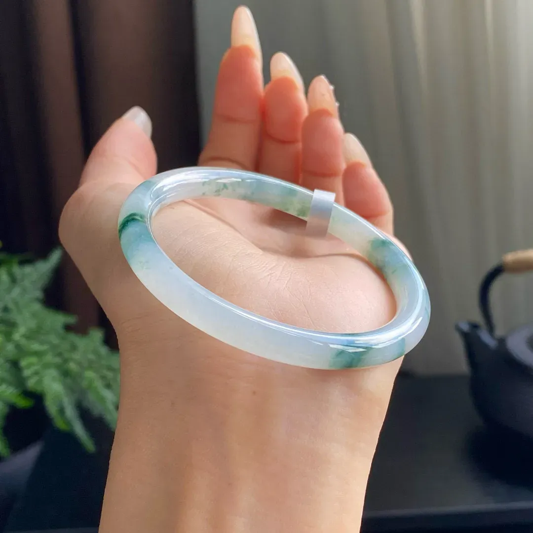 【细美人条飘花手镯】
【尺寸】53-7-7
底妆细腻冰润，胶感十足，飘灵动清雅绿花，轻盈飘逸，古典雅韵，上手端庄优雅