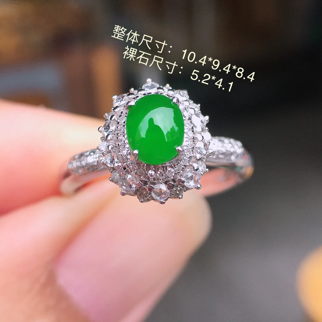 阳绿蛋面戒指，色泽均匀艳丽，玉质细腻，荧光感超
强，饱满圆润，尽显优雅气质，18k
金豪华镶嵌