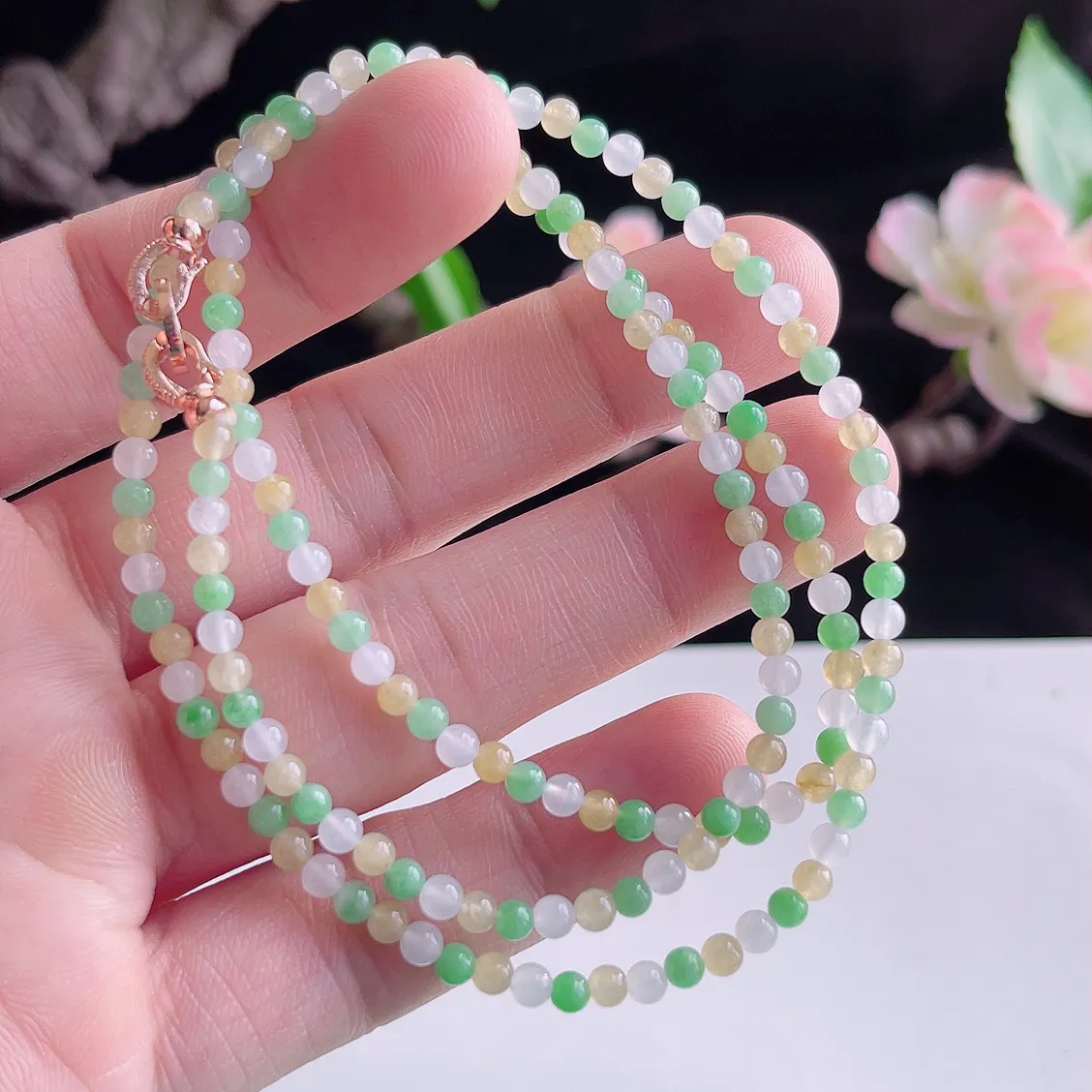 缅甸A货翡翠精美冰润三彩项链   珠圆玉润，色泽靓丽，种好，玉质细腻  工艺精美  佩戴气质大方（请在自然光欣赏）E  尺寸3.8mm