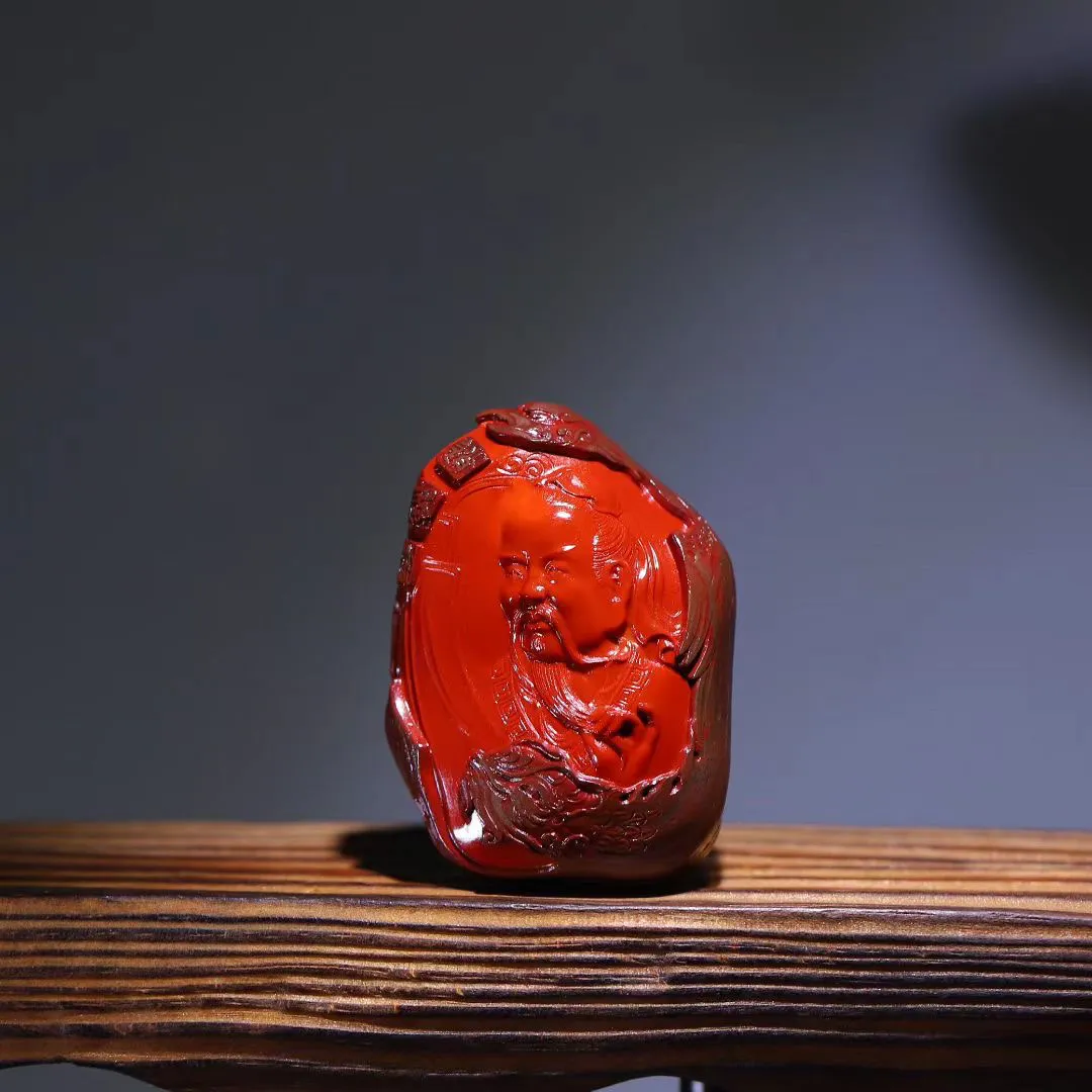 哲思古韵款
包浆南红，温润如玉，承载时光的沉淀；庄子《逍遥游》，洒脱不羁，蕴含天地的自由。一枚在手，