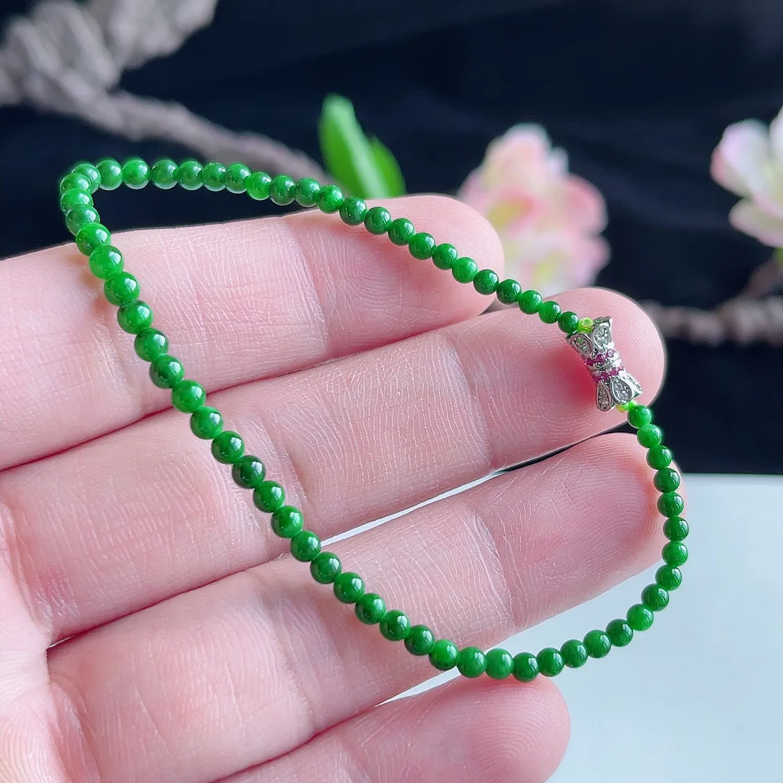 缅甸A货翡翠精美冰润满色辣绿手链   珠圆玉润，色泽靓丽，种好，玉质细腻  工艺精美  佩戴气质大方（请在自然光欣赏）S0853  尺寸3.5mm