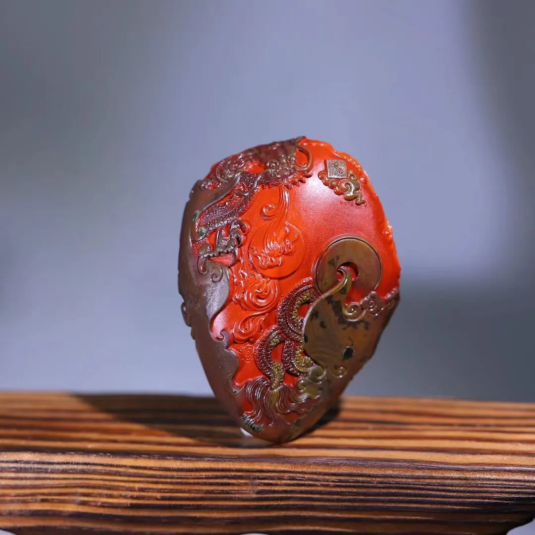 （财神到）
	•	包浆南红：历经岁月沉淀，油脂感强，色泽由内而外透出温润的“老熟”红，不浮夸、不刺眼，越盘越有韵味。

	•	工艺细节：财神像开脸饱满喜庆，眉眼含笑，手持如意，衣褶流畅自然，刀法细腻，连胡须、衣纹纹理都清晰可见。

	•	质地：选材致密细腻，手感圆润，贴身佩戴或盘玩都很舒服。

2. 寓意与文化

	•	财神文化：财神是招财、聚财、纳福的象征，寓意财运亨通、事业兴旺。

	•	南红加持：红色在中国传统文化中代表喜庆、吉祥、好运，南红更是被称为“赤玉”，有消灾护身的说法。

	•	双重祝福：包浆南红+财神造型，既有物质财富的祈愿，也有精神层面的安宁与吉祥。
规格72-52-32mm134g