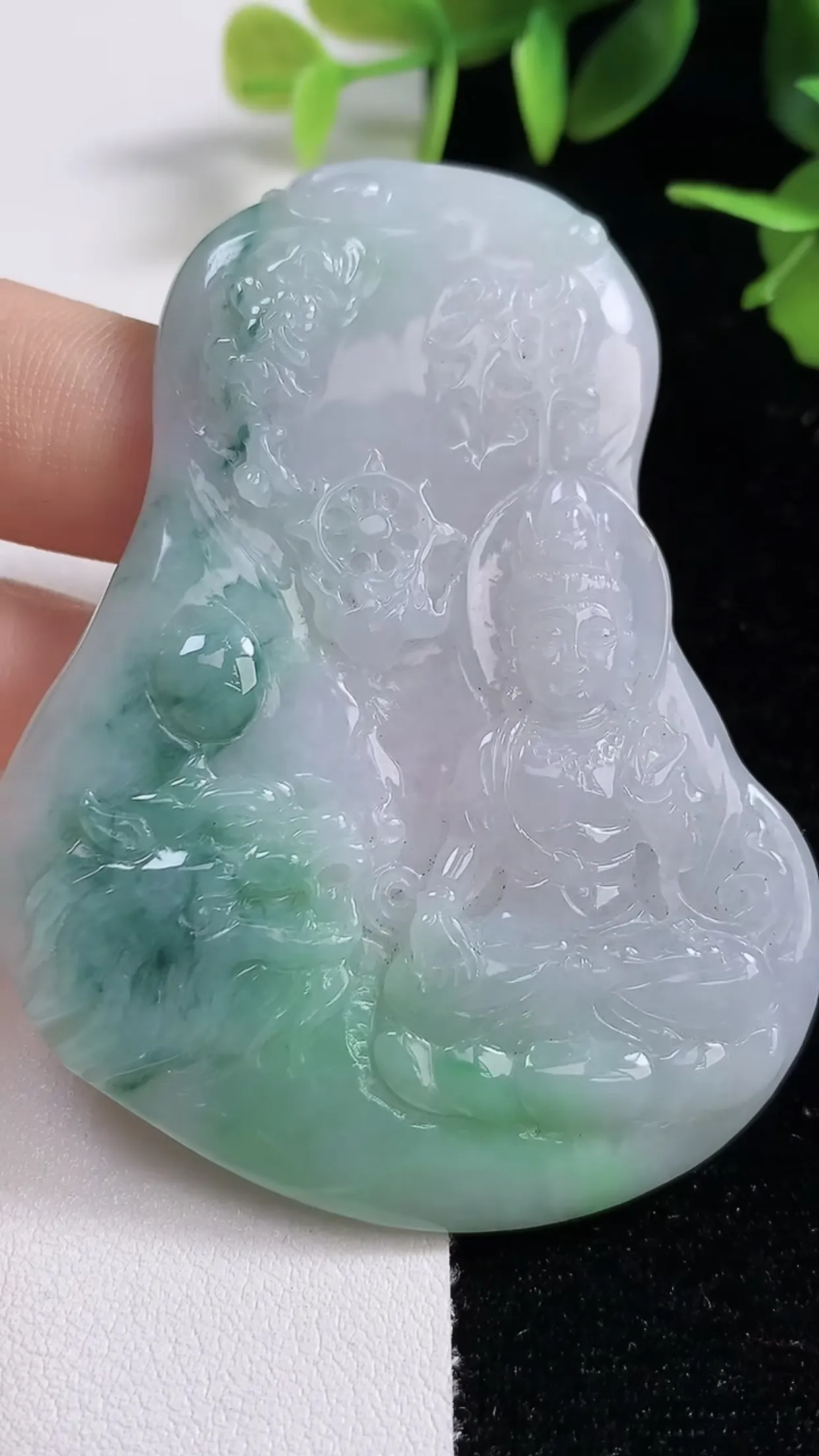缅甸天然翡翠a货 老坑料起胶冰润 飘绿文殊菩萨吊坠，尺寸67.6-51.3-6mm  y 36.99