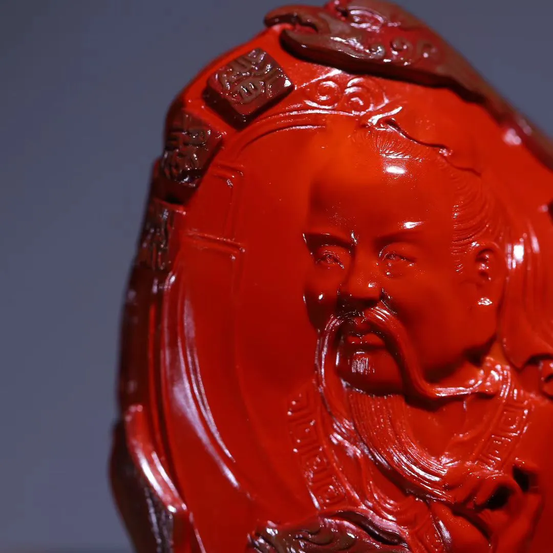 哲思古韵款
包浆南红，温润如玉，承载时光的沉淀；庄子《逍遥游》，洒脱不羁，蕴含天地的自由。一枚在手，