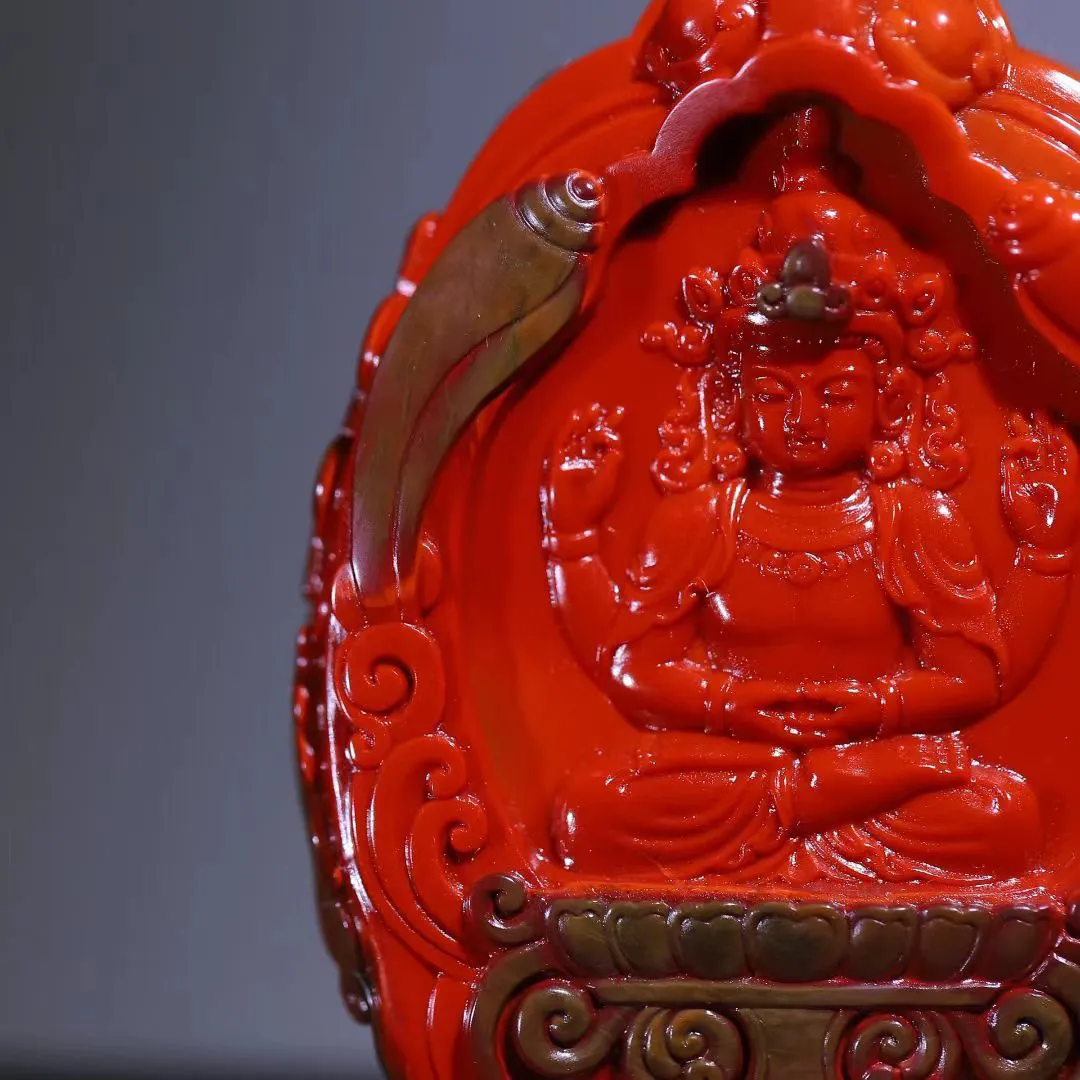 温润与庄严并存
	•	包浆南红：色泽醇厚，由内而外透出温润的光泽，手感细腻顺滑，越盘越油润。
	•	千手观音：开脸端庄慈祥，千手错落有致，细节刻画入微，每只手心都有一只慧眼，象征庇佑与智慧。
2. 寓意与祝福
	•	千手护佑：千手观音有求必应，护佑平安、消灾解难、远离祸患。

	•	南红加持：红色代表吉祥与喜庆，寓意生活红红火火、福气满满。

	•	双重守护：佩戴不仅是装饰，更是心灵的寄托与信仰的象征。
规格53-43-20mm72g
