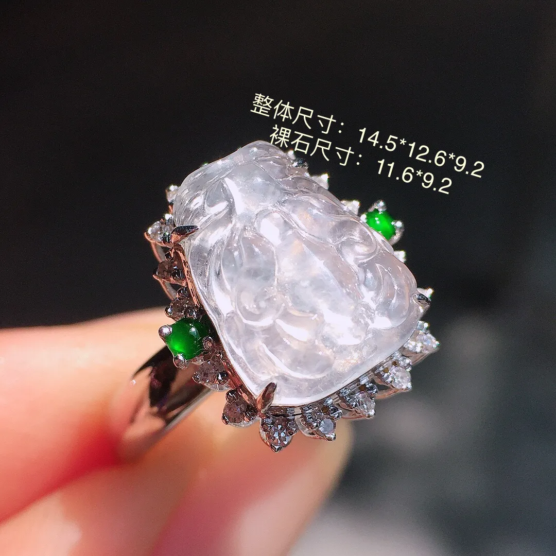 冰种豹头戒指，玉质细腻，荧光感超
强，饱满圆润，尽显优雅气质，18k
金豪华镶嵌