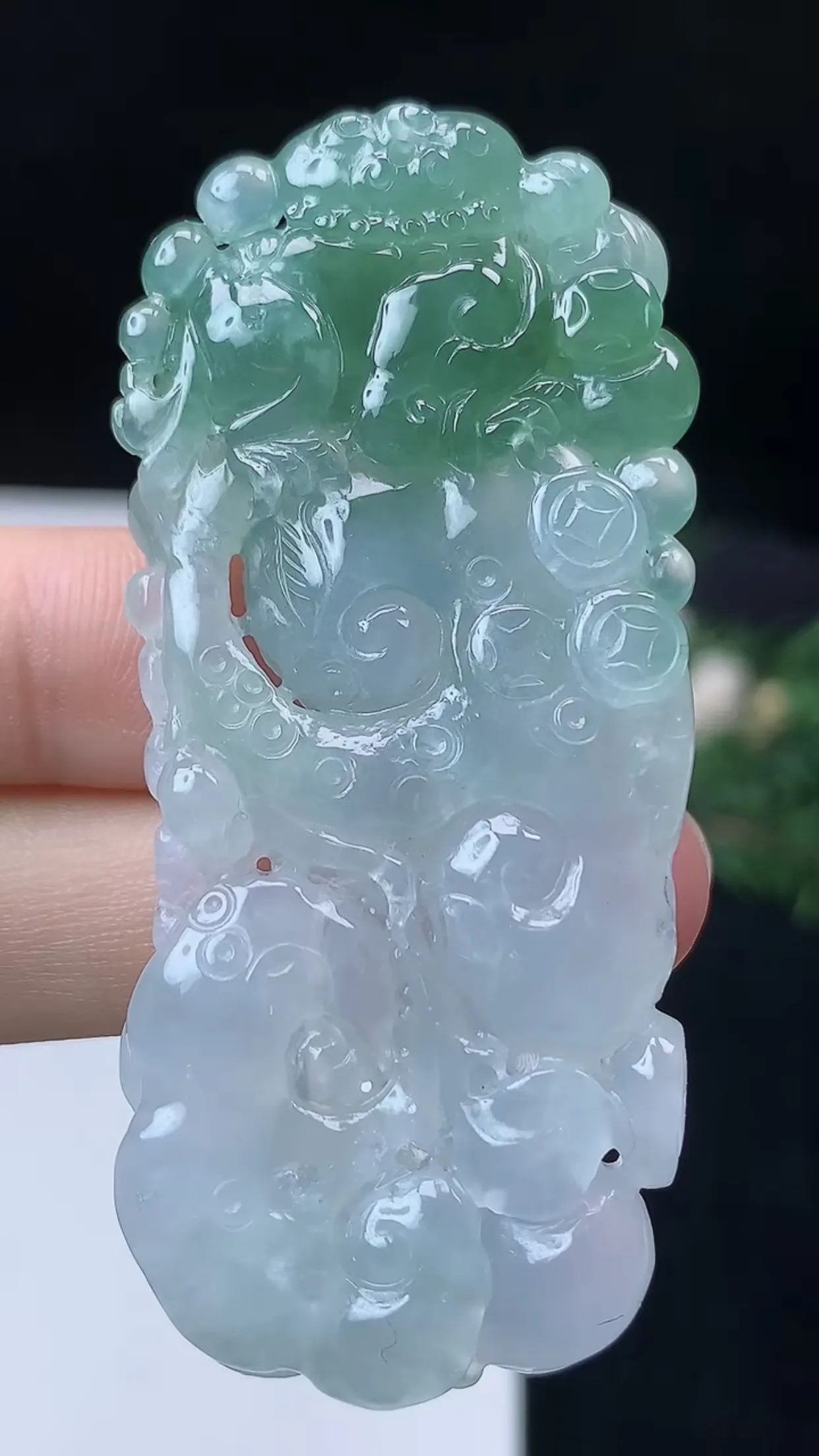 缅甸天然翡翠a货 老坑料起胶冰种 飘绿如意吊坠，尺寸62.6-26.8-7.5mm  y  25.56