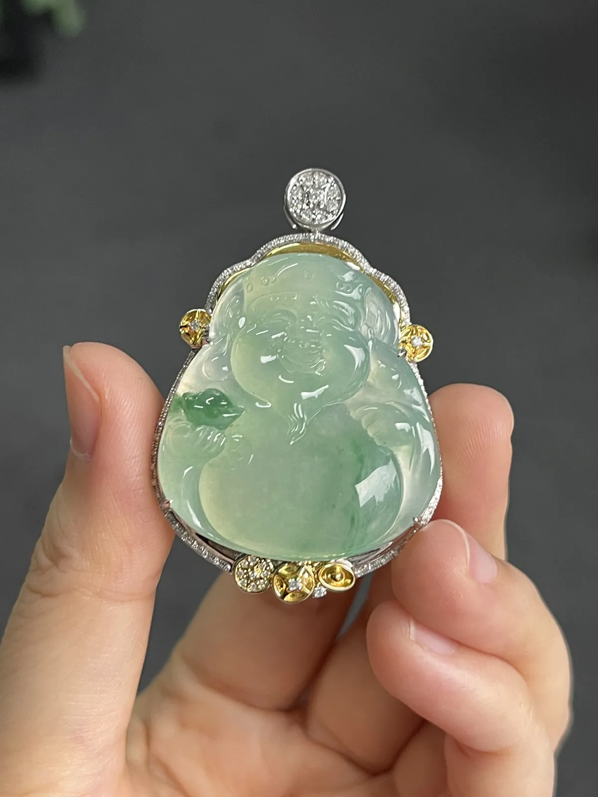 翡翠冰糯种淡绿色吊坠，印记：G18K,伴钻石