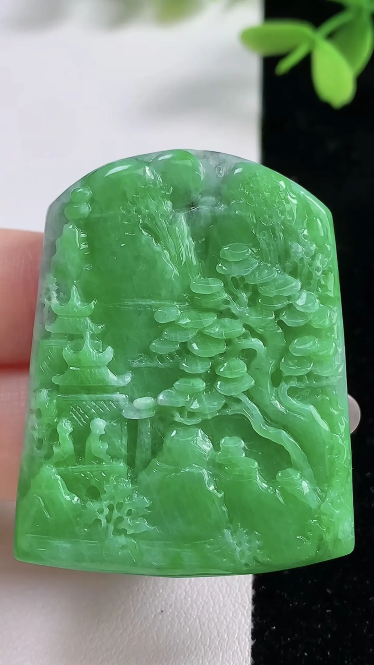 缅甸天然翡翠a货 老坑料起胶冰润 满绿意境山水牌吊坠，尺寸46-35-6mm  y 24.56