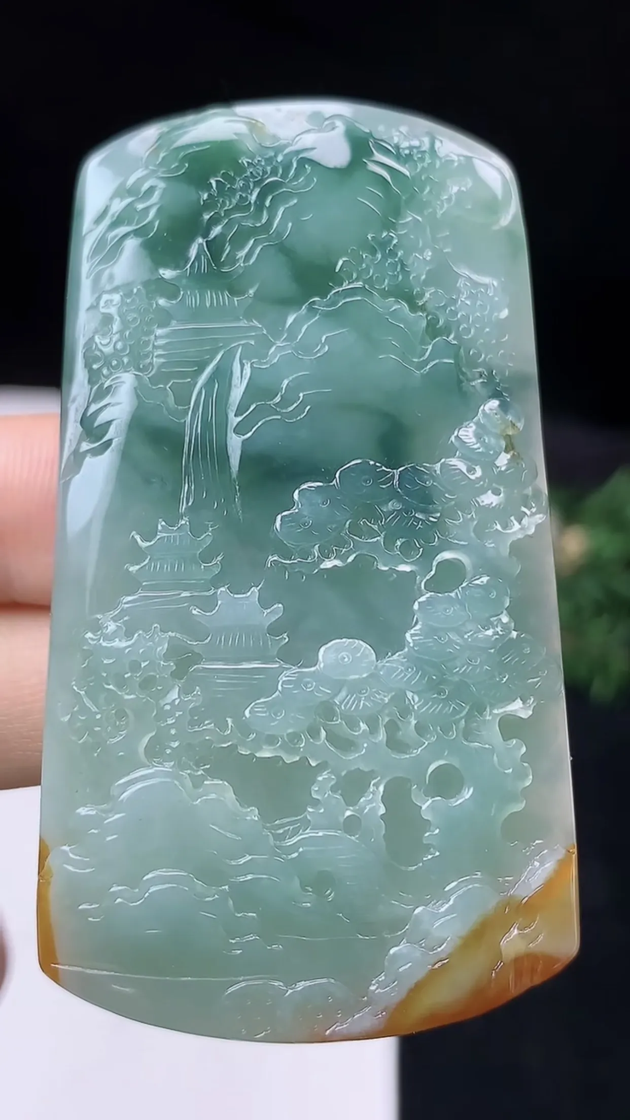 缅甸天然翡翠a货 老坑料起胶冰润 双彩意境山水牌吊坠，尺寸64.5-35.6-5.8mm  y 32.11