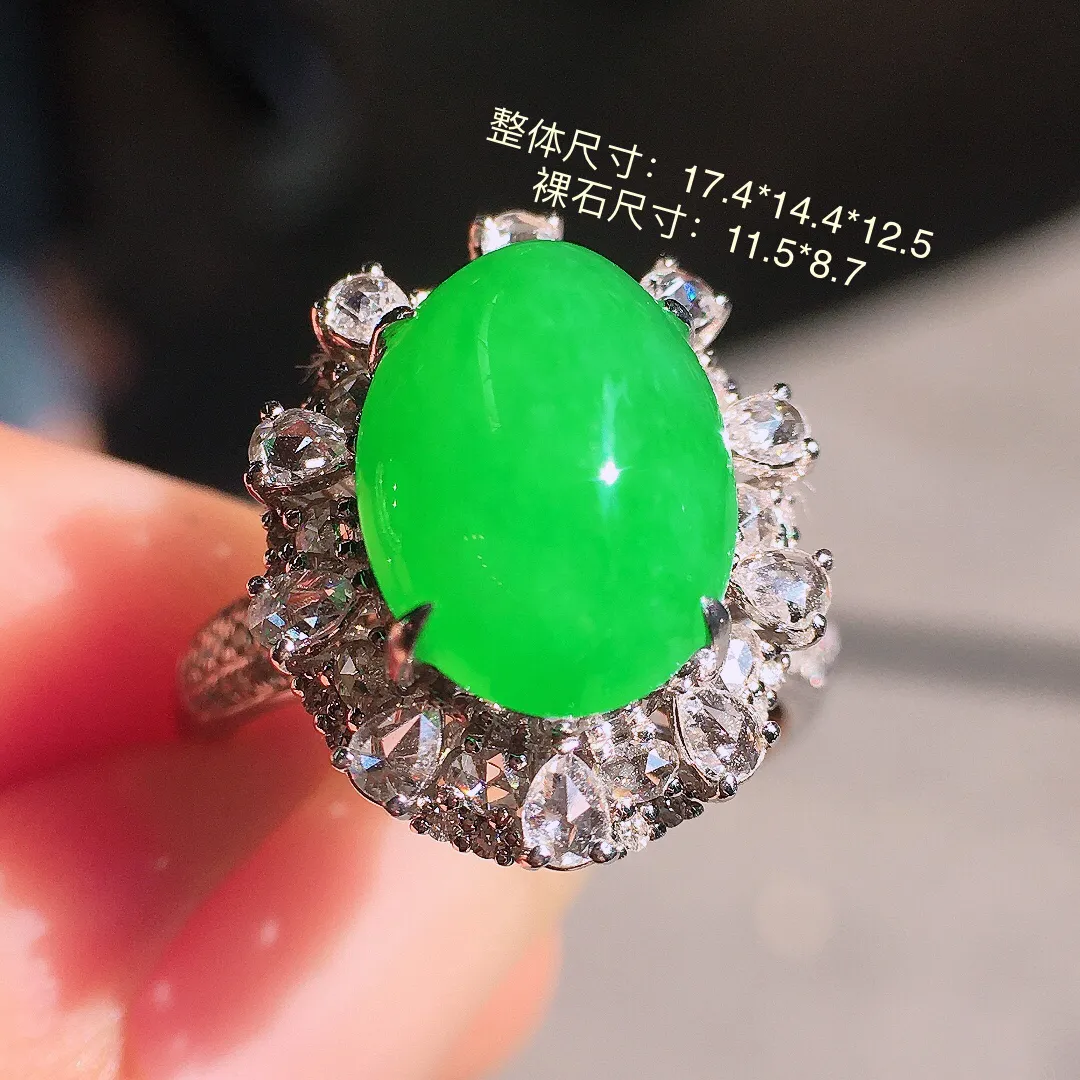阳绿蛋面戒指，色泽均匀艳丽，玉质细腻，荧光感超
强，饱满圆润，尽显优雅气质，18k
金豪华镶嵌