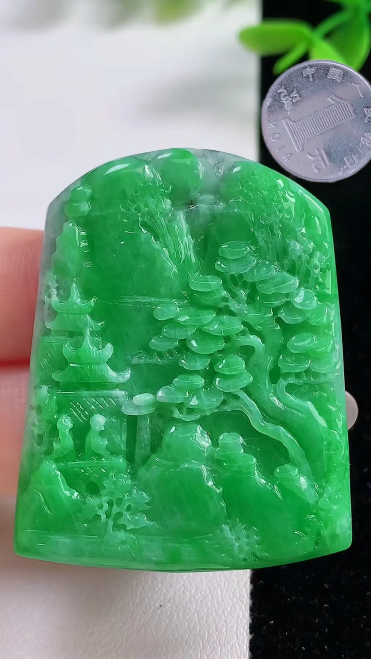 缅甸天然翡翠a货 老坑料起胶冰润 满绿意境山水牌吊坠，尺寸46-35-6mm  y 24.56