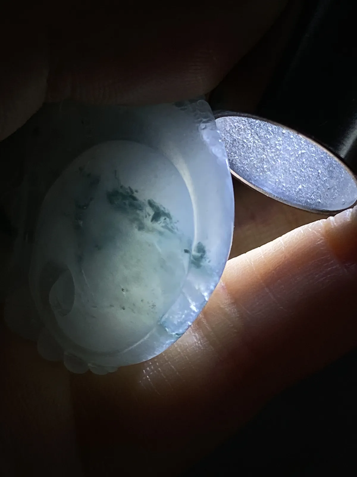 翡翠冰糯种淡绿色如意，配珠未测