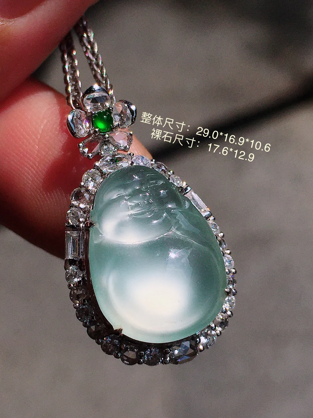玻璃种佛公吊坠，玉质细腻，荧光感超
强，饱满圆润，尽显优雅气质，18k
金豪华镶嵌
