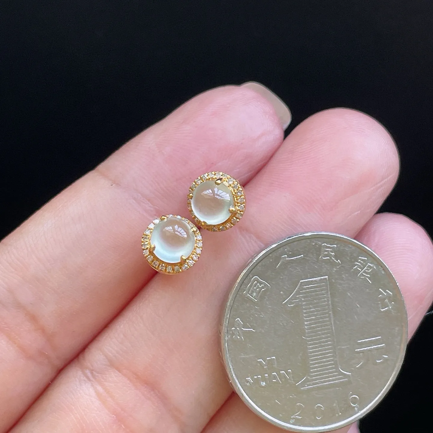 18K 冰种·蛋面耳钉

裸5.2-3