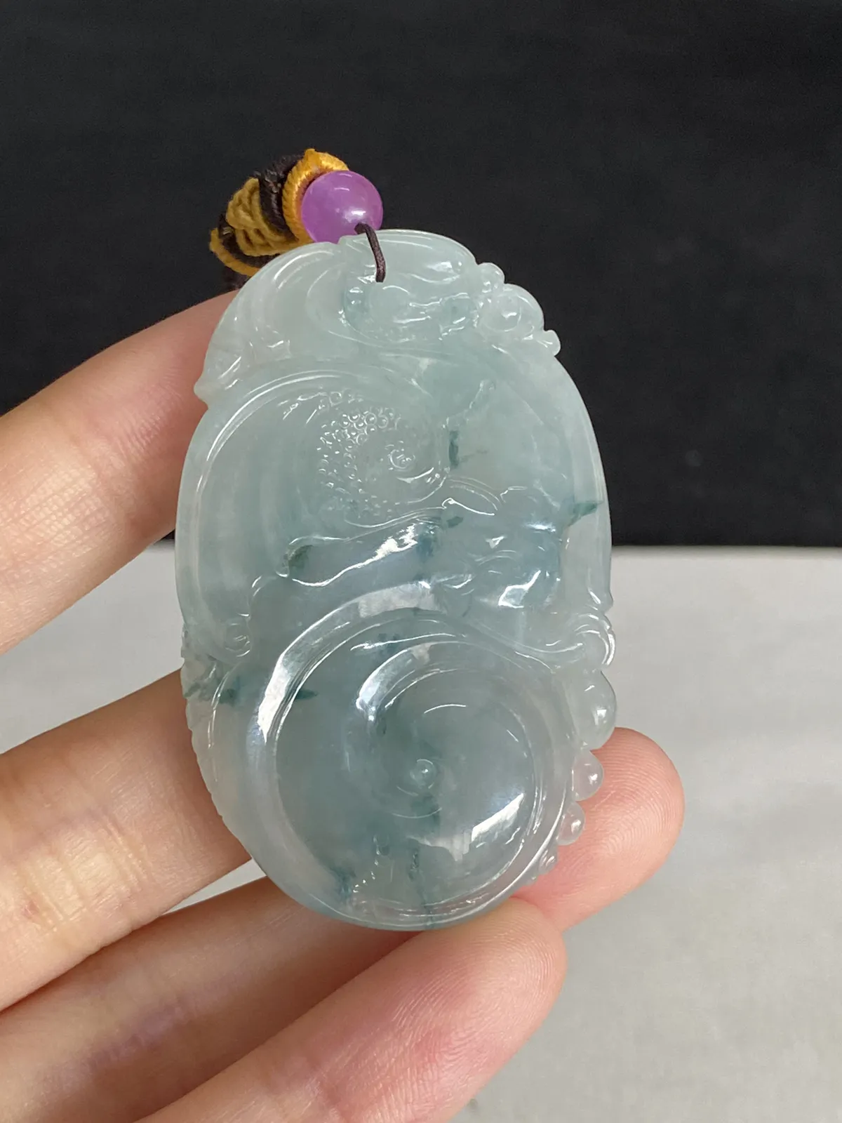 翡翠冰糯种淡绿色如意，配珠未测
