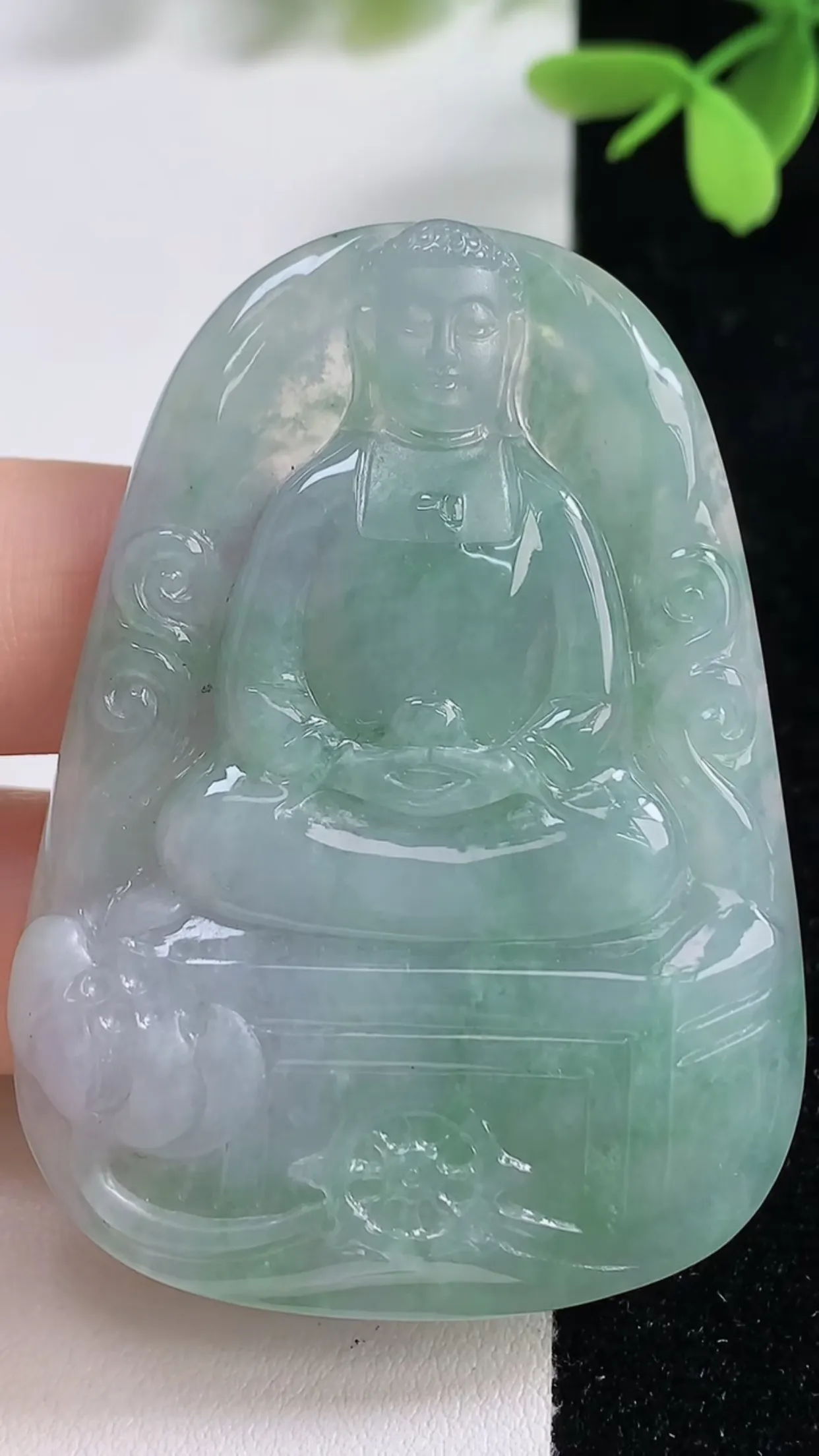 缅甸天然翡翠a货 老坑料起胶冰润  飘绿大日如来吊坠 ，尺寸57-40.6-6.4mm  y  31