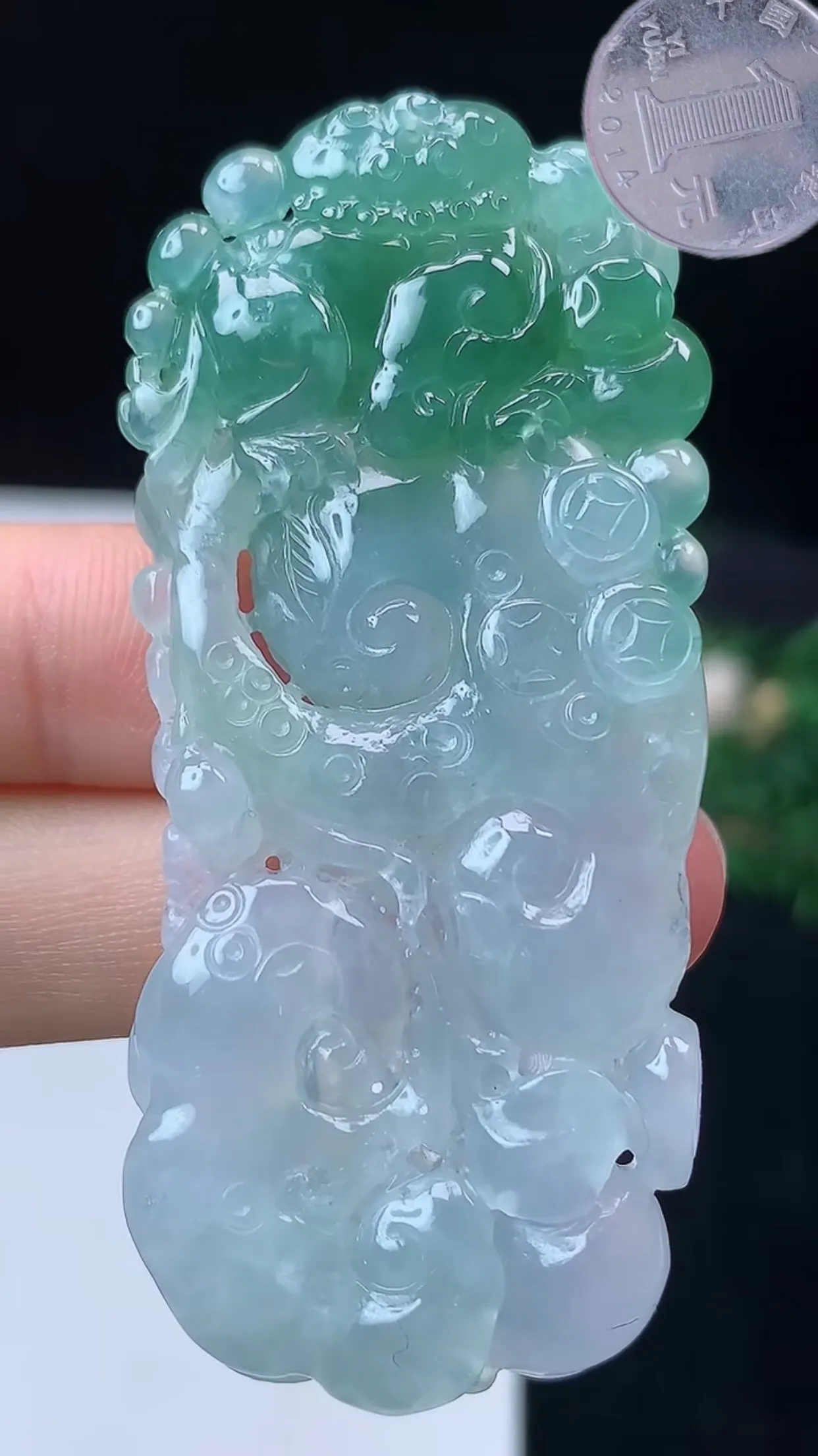 缅甸天然翡翠a货 老坑料起胶冰种 飘绿如意吊坠，尺寸62.6-26.8-7.5mm  y  25.56
