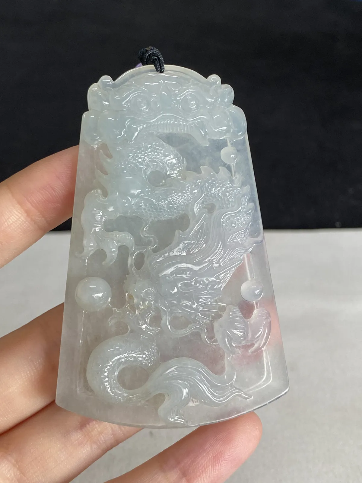 翡翠糯化种白色吊坠，配珠未测