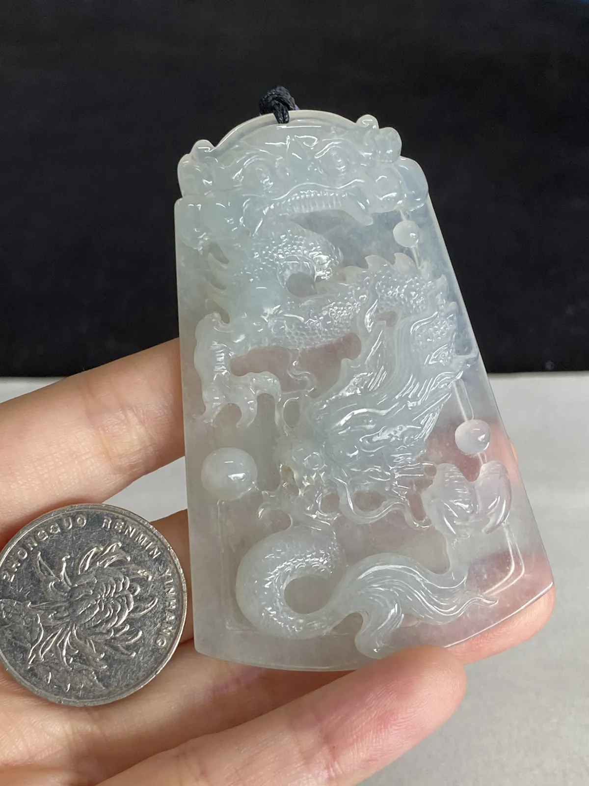 翡翠糯化种白色吊坠，配珠未测