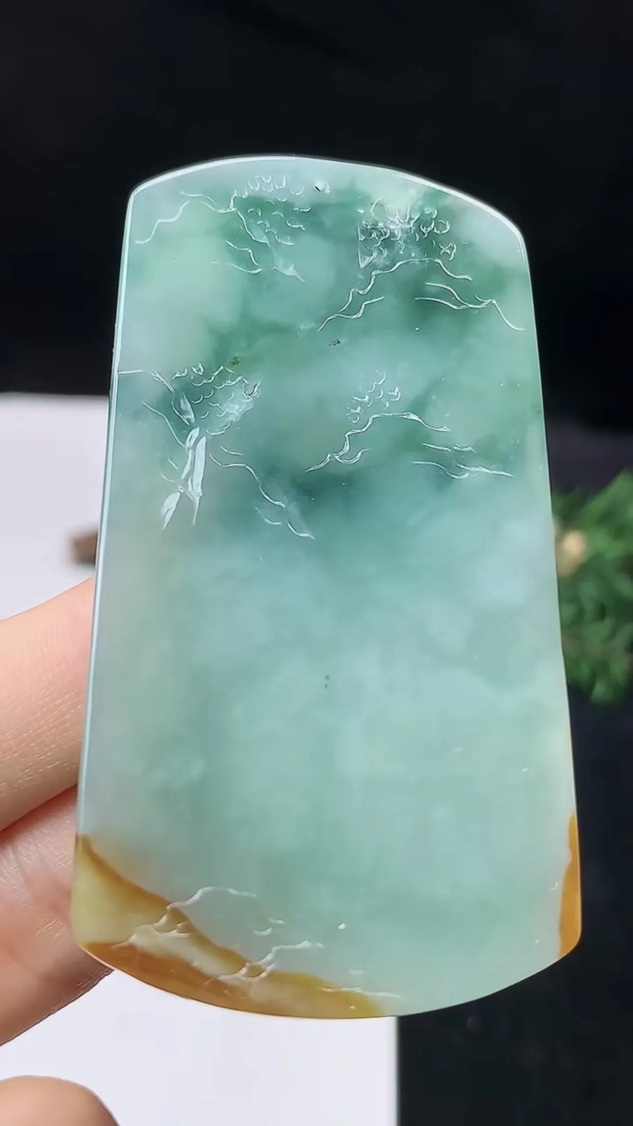 缅甸天然翡翠a货 老坑料起胶冰润 双彩意境山水牌吊坠，尺寸64.5-35.6-5.8mm  y 32.11