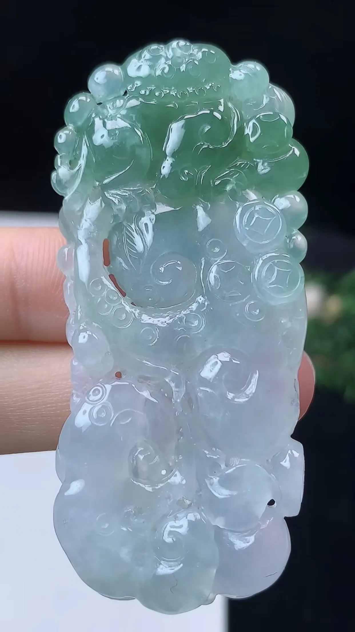 缅甸天然翡翠a货 老坑料起胶冰种 飘绿如意吊坠，尺寸62.6-26.8-7.5mm  y  25.5