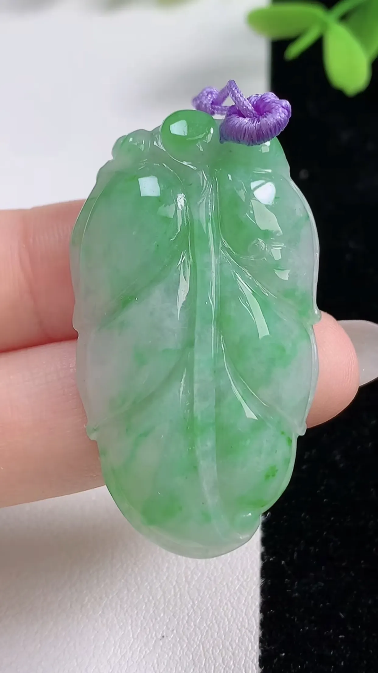 缅甸天然翡翠a货。老坑料起胶冰润 满绿金枝玉叶 叶子吊坠，尺寸43-25.2-7mm  y  13.62