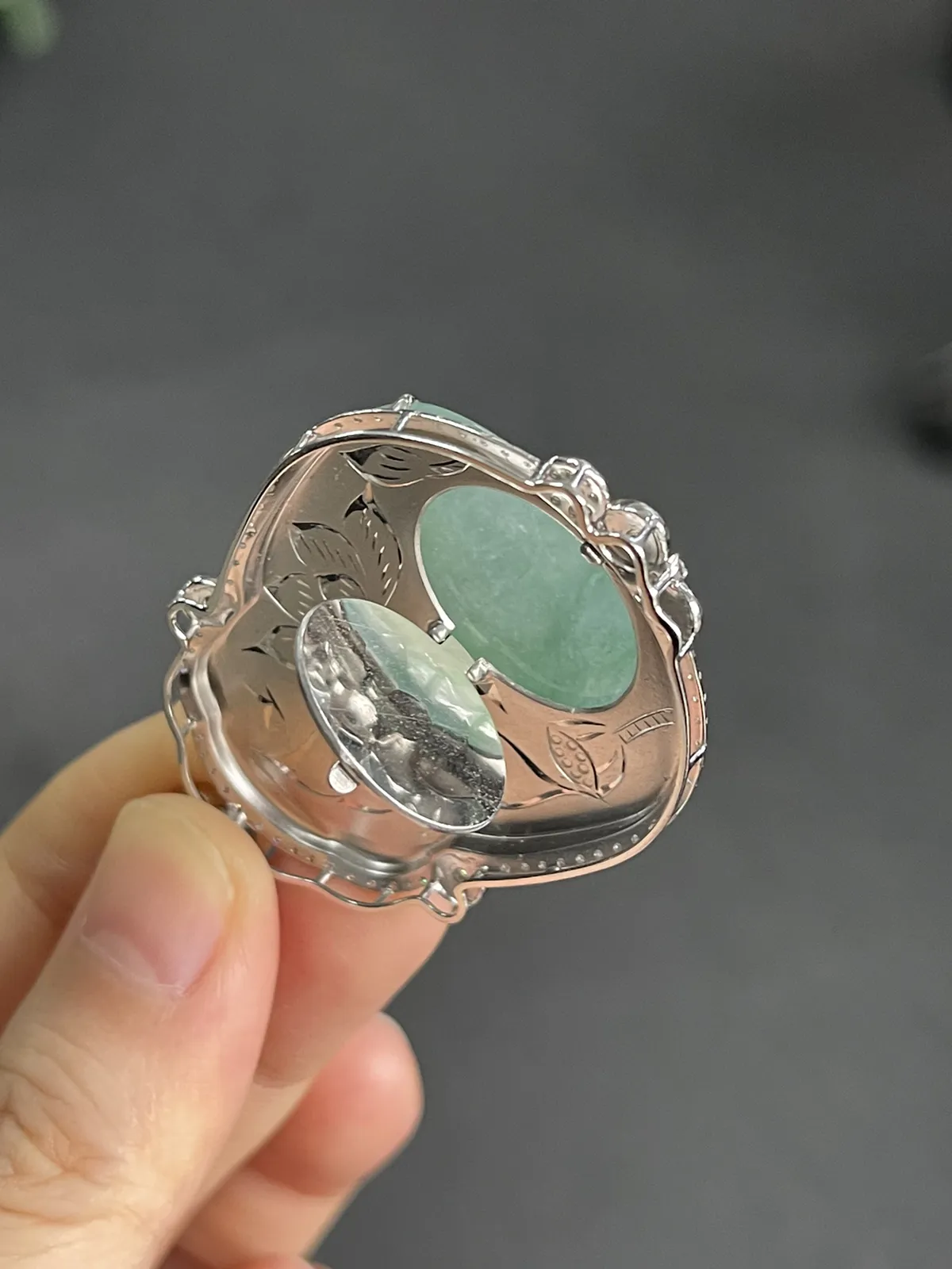 翡翠冰糯种淡绿色吊坠，印记：G18K,伴钻石