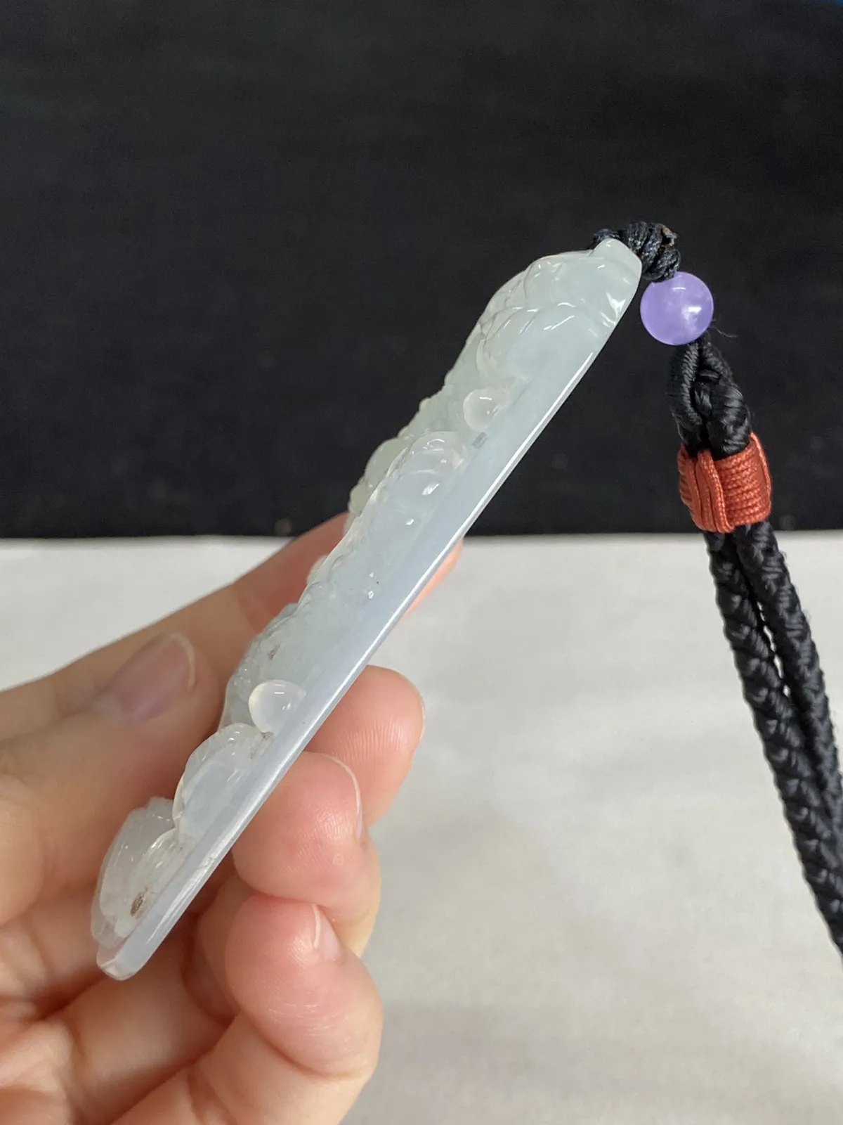 翡翠糯化种白色吊坠，配珠未测