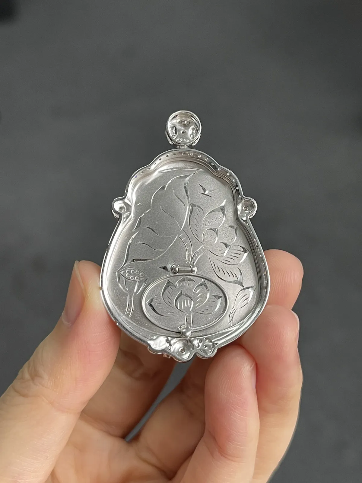 翡翠冰糯种淡绿色吊坠，印记：G18K,伴钻石