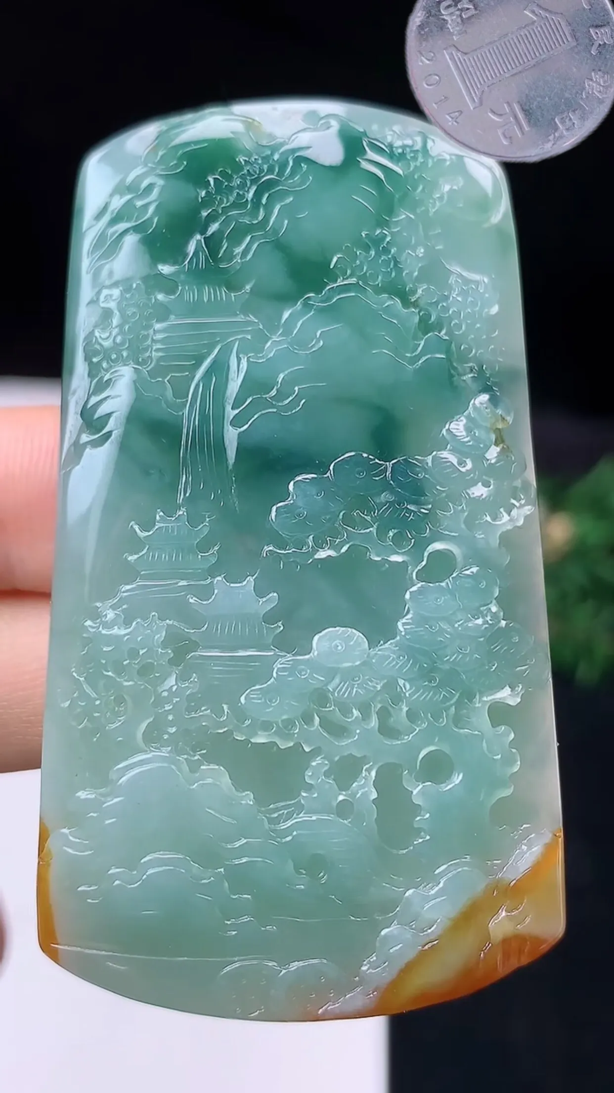 缅甸天然翡翠a货 老坑料起胶冰润 双彩意境山水牌吊坠，尺寸64.5-35.6-5.8mm  y 32.11