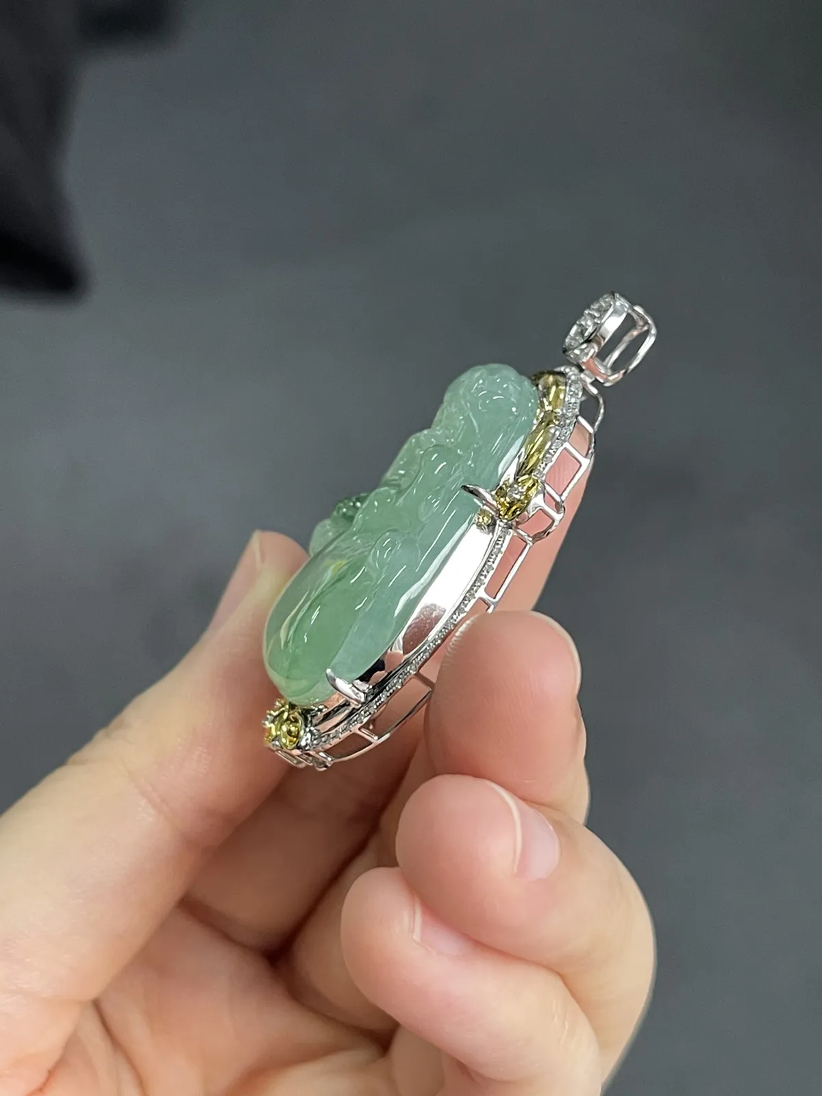 翡翠冰糯种淡绿色吊坠，印记：G18K,伴钻石