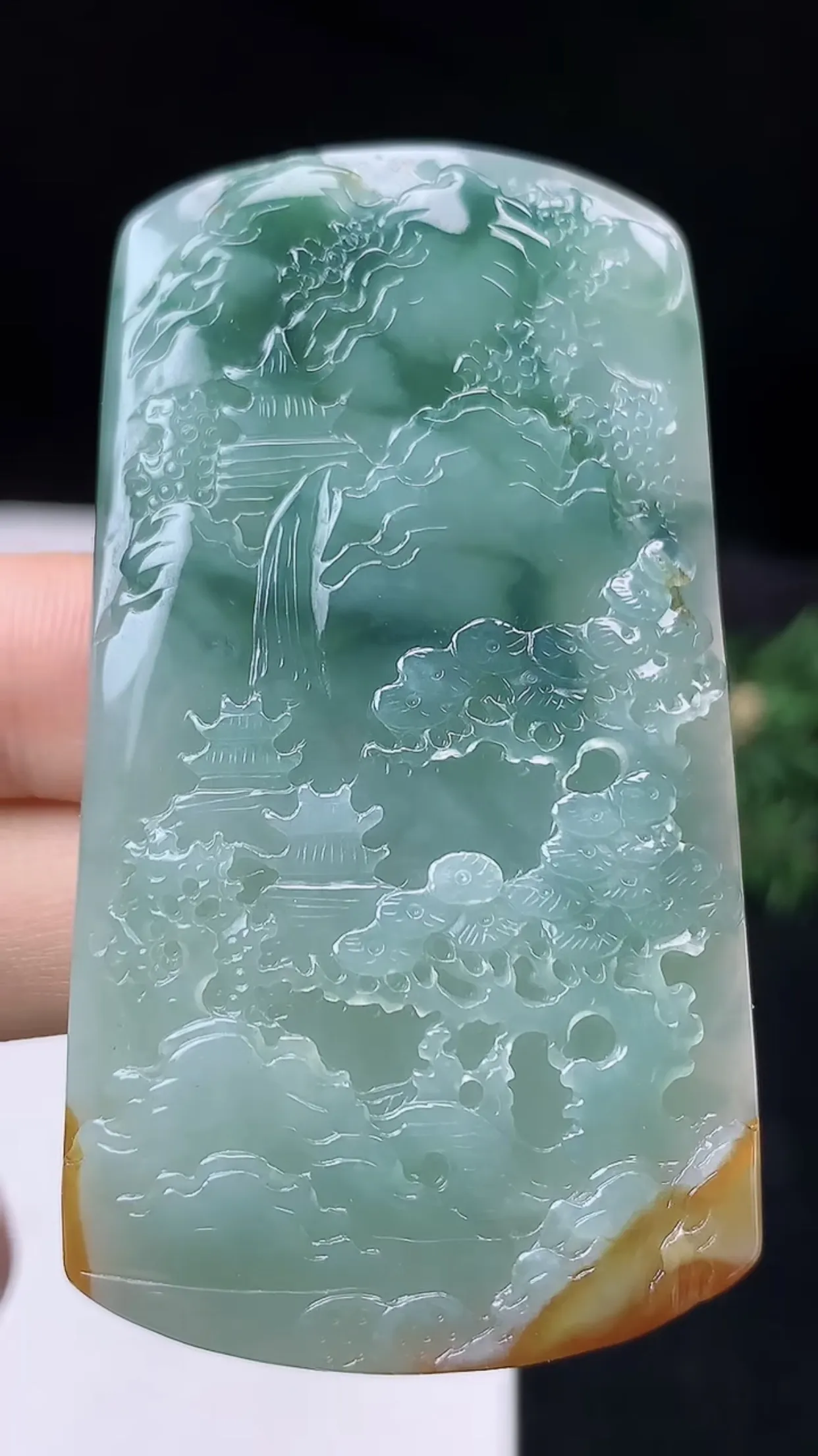 缅甸天然翡翠a货 老坑料起胶冰润 双彩意境山水牌吊坠，尺寸64.5-35.6-5.8mm  y 32