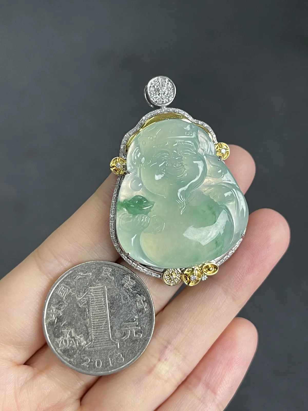 翡翠冰糯种淡绿色吊坠，印记：G18K,伴钻石