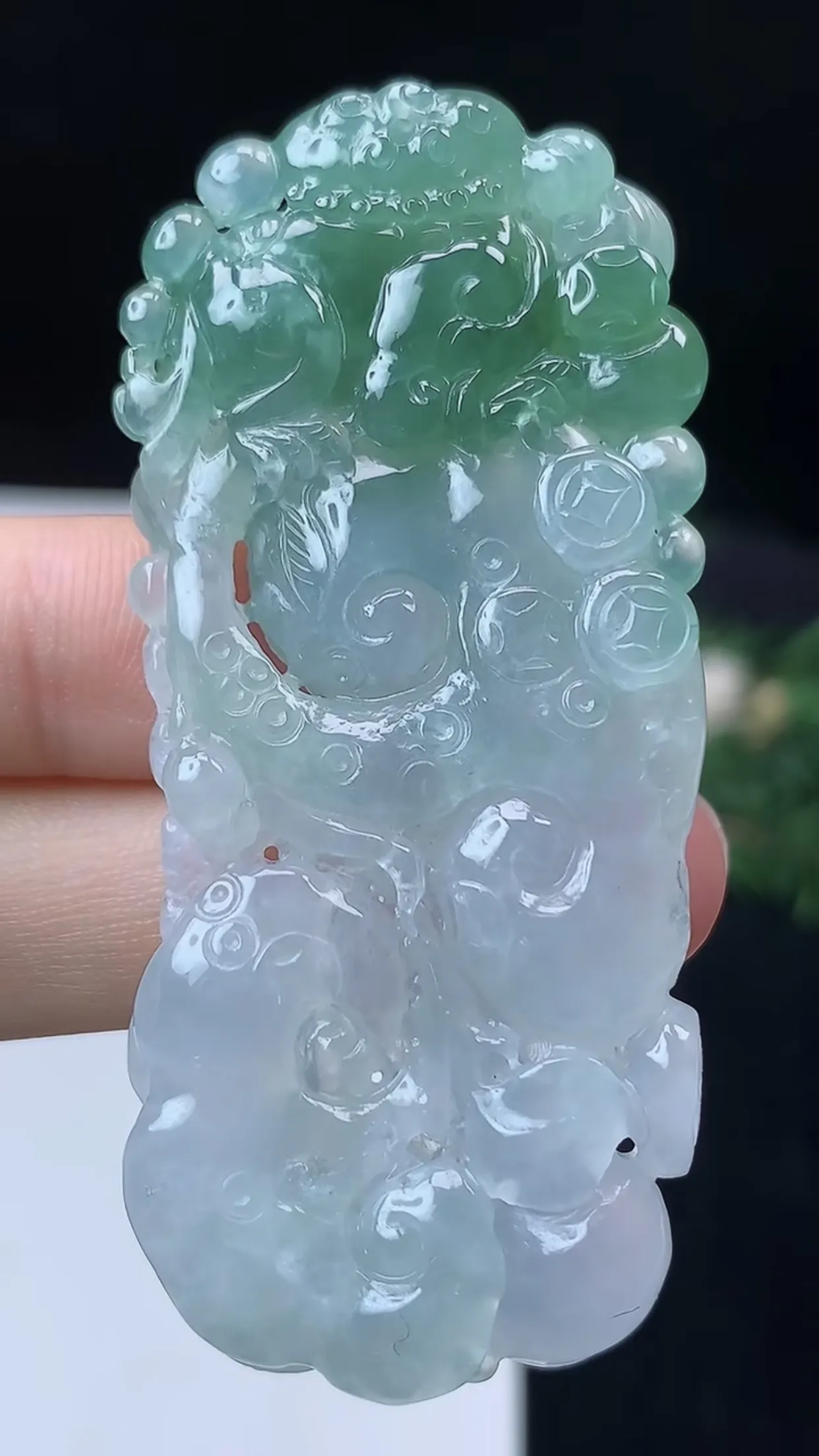 缅甸天然翡翠a货 老坑料起胶冰种 飘绿如意吊坠，尺寸62.6-26.8-7.5mm  y  25.56