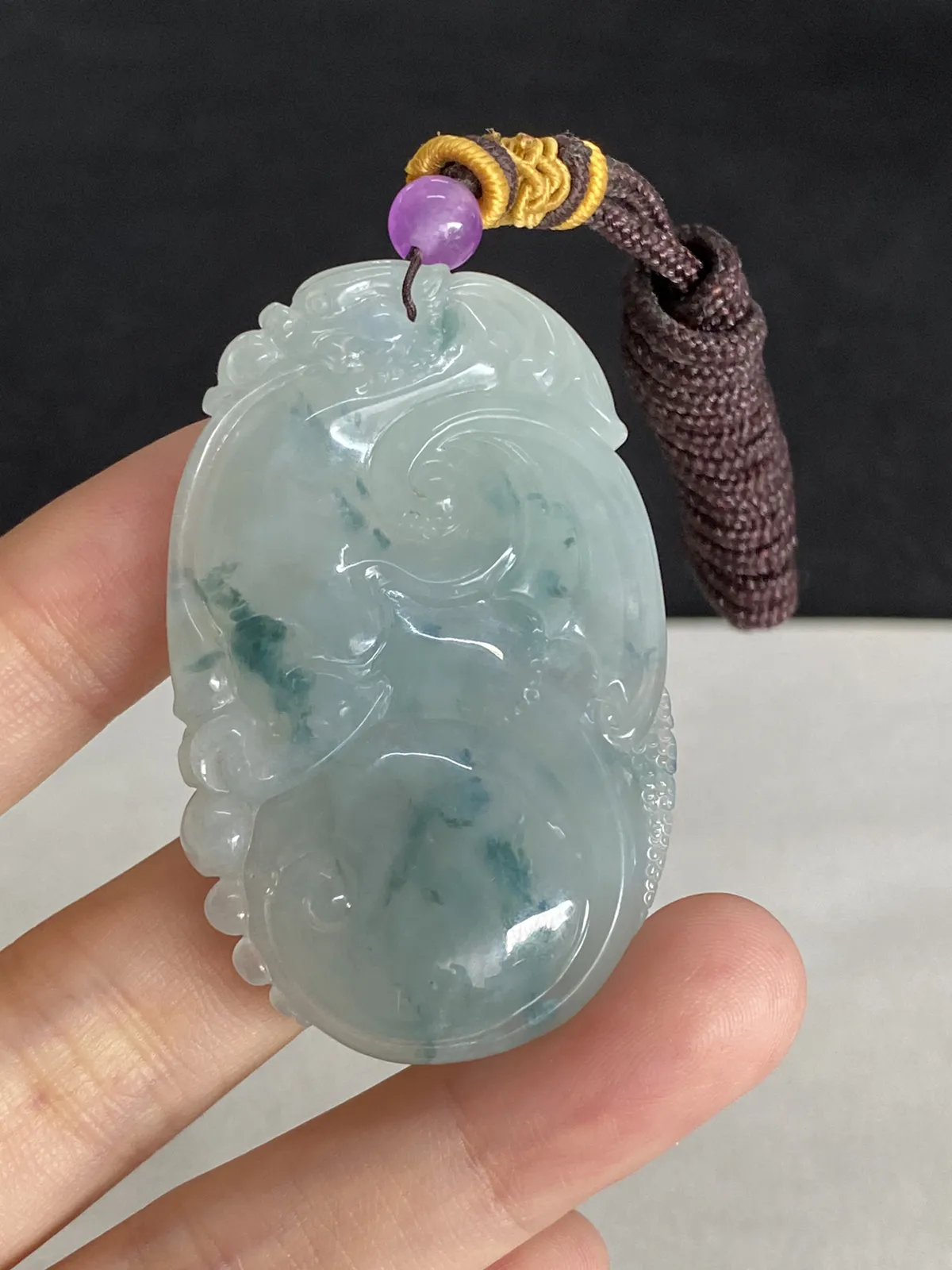 翡翠冰糯种淡绿色如意，配珠未测