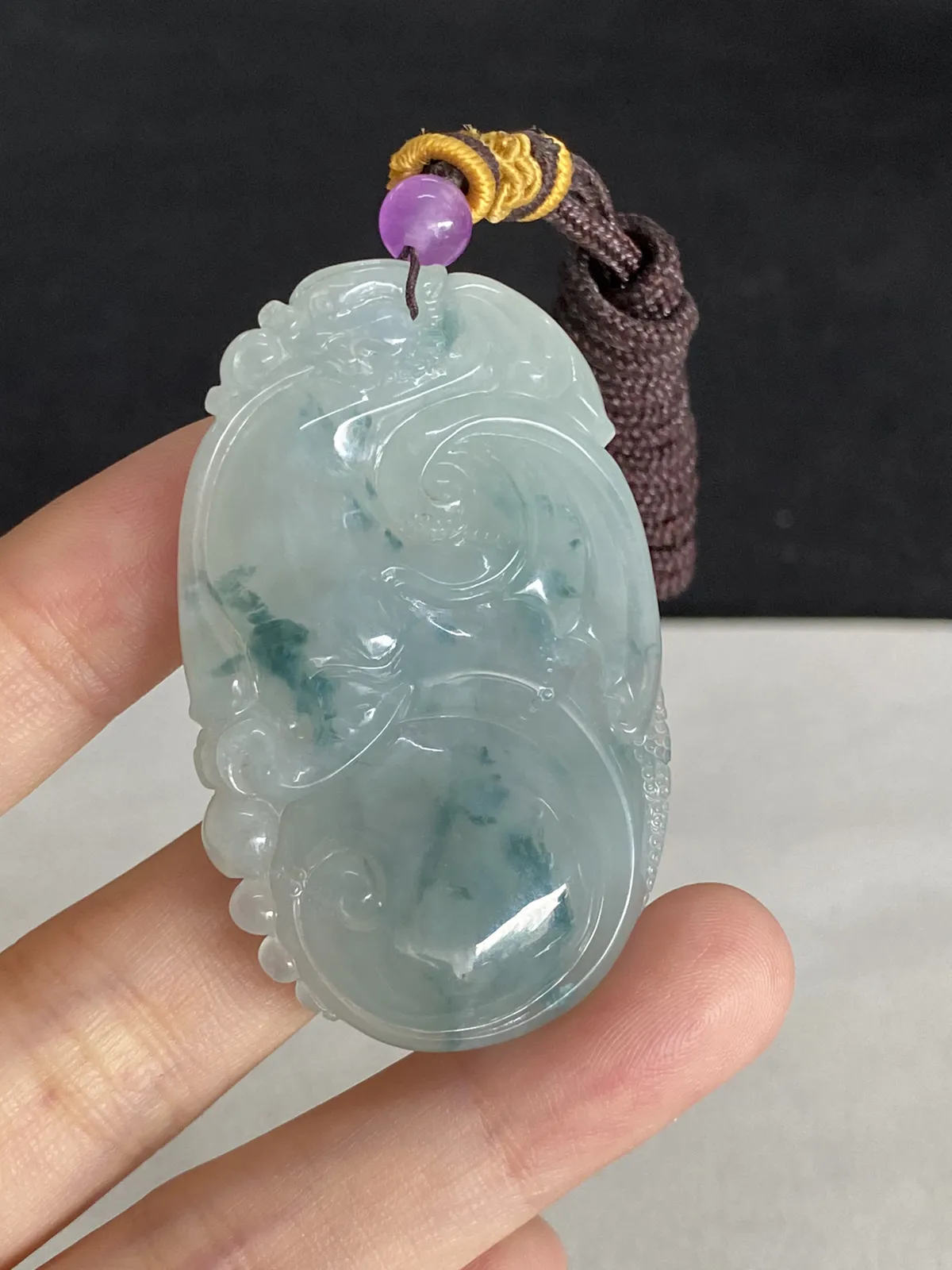 翡翠冰糯种淡绿色如意，配珠未测