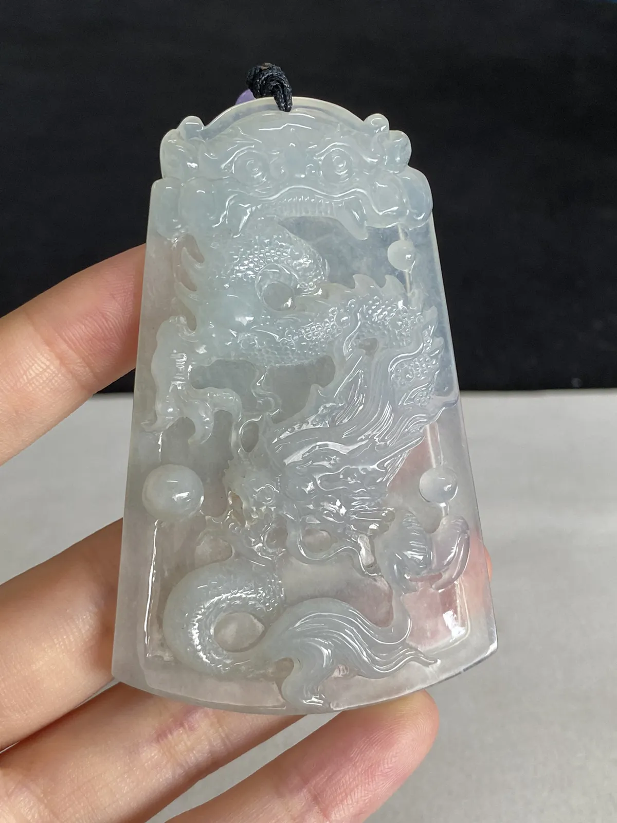 翡翠糯化种白色吊坠，配珠未测