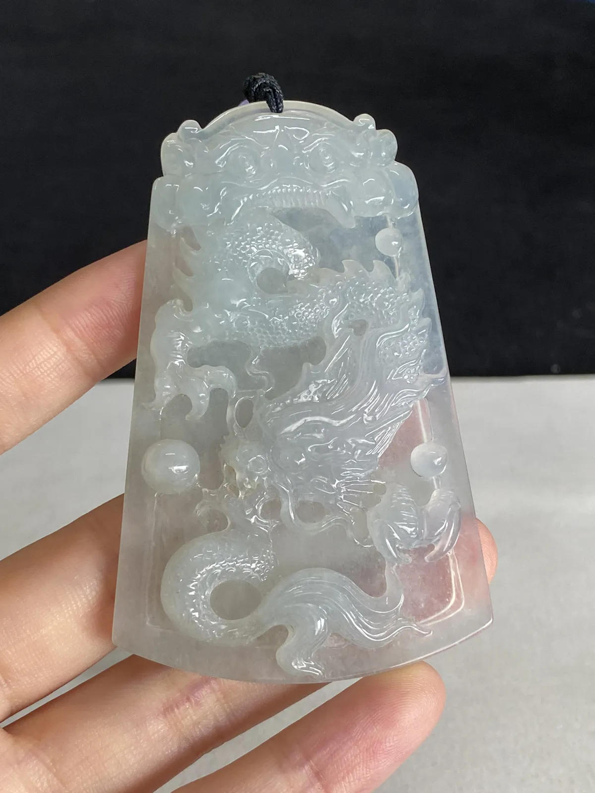 翡翠糯化种白色吊坠，配珠未测