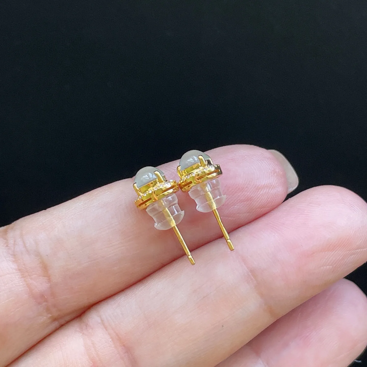 18K 冰种·蛋面耳钉

裸5.2-3