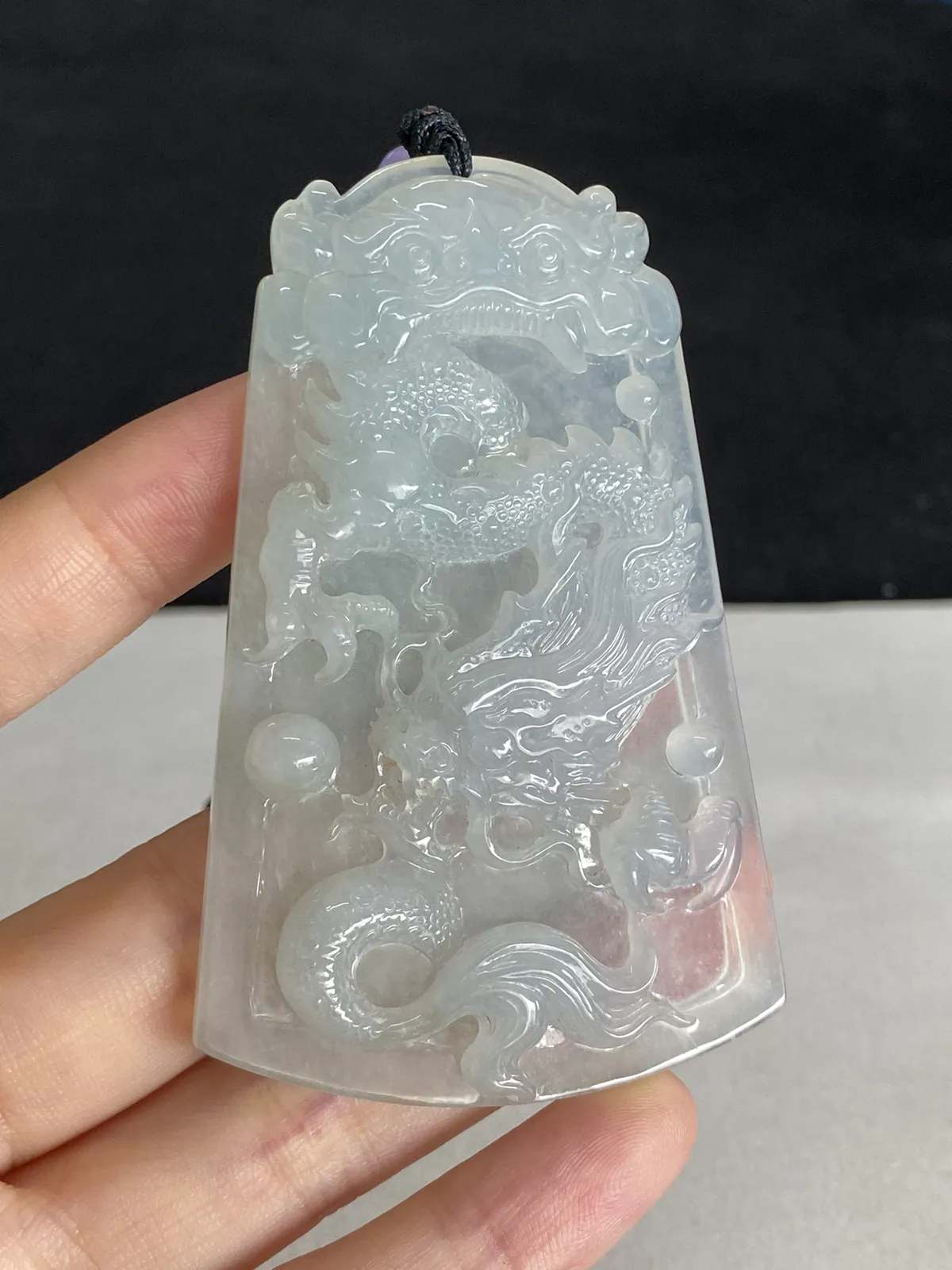翡翠糯化种白色吊坠，配珠未测
