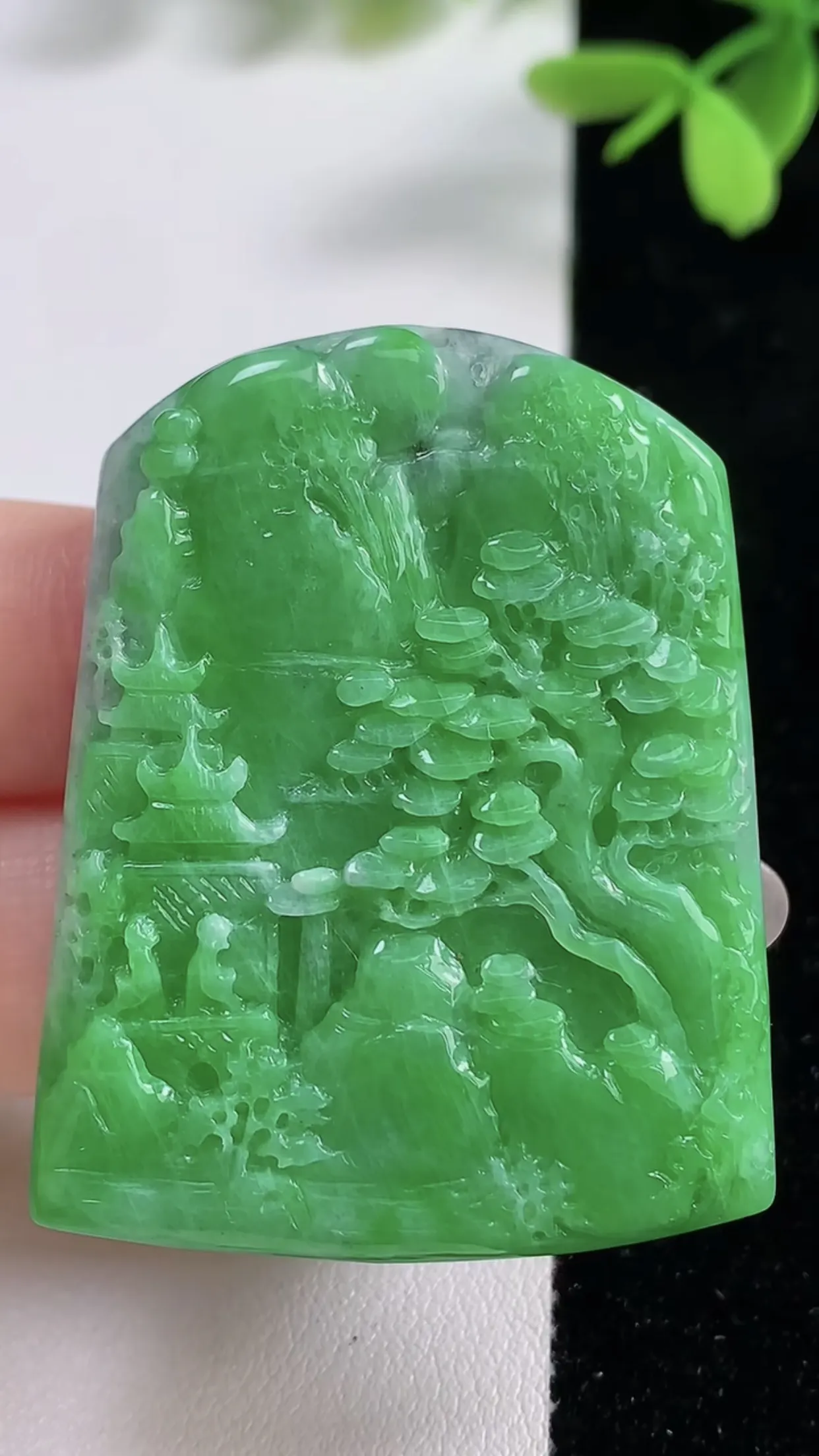 缅甸天然翡翠a货 老坑料起胶冰润 满绿意境山水牌吊坠，尺寸46-35-6mm  y 24.56