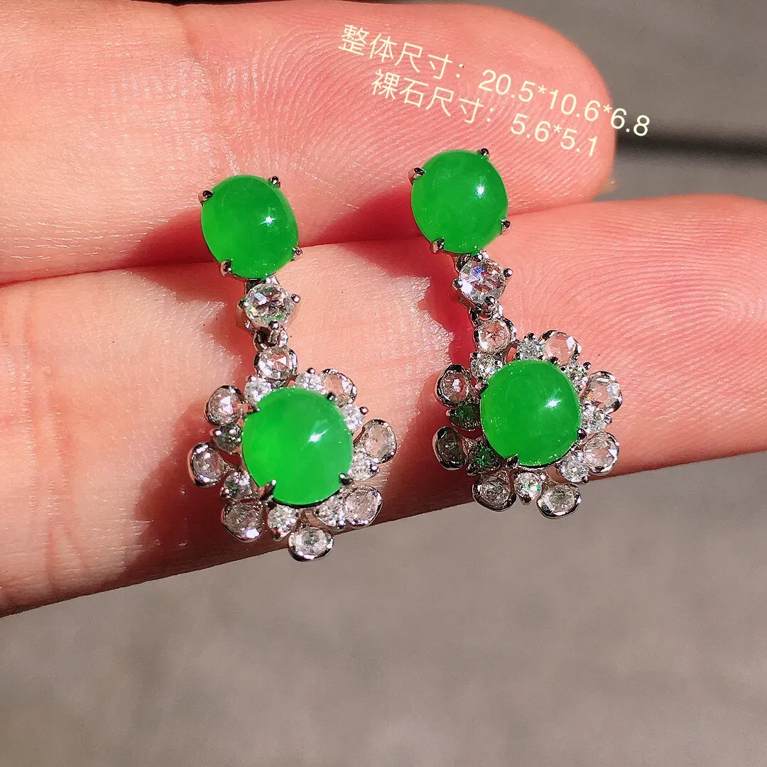 阳绿二合一耳坠，色泽均匀艳丽，玉质细腻，荧光感超
强，饱满圆润，尽显优雅气质，18k
金豪华镶嵌