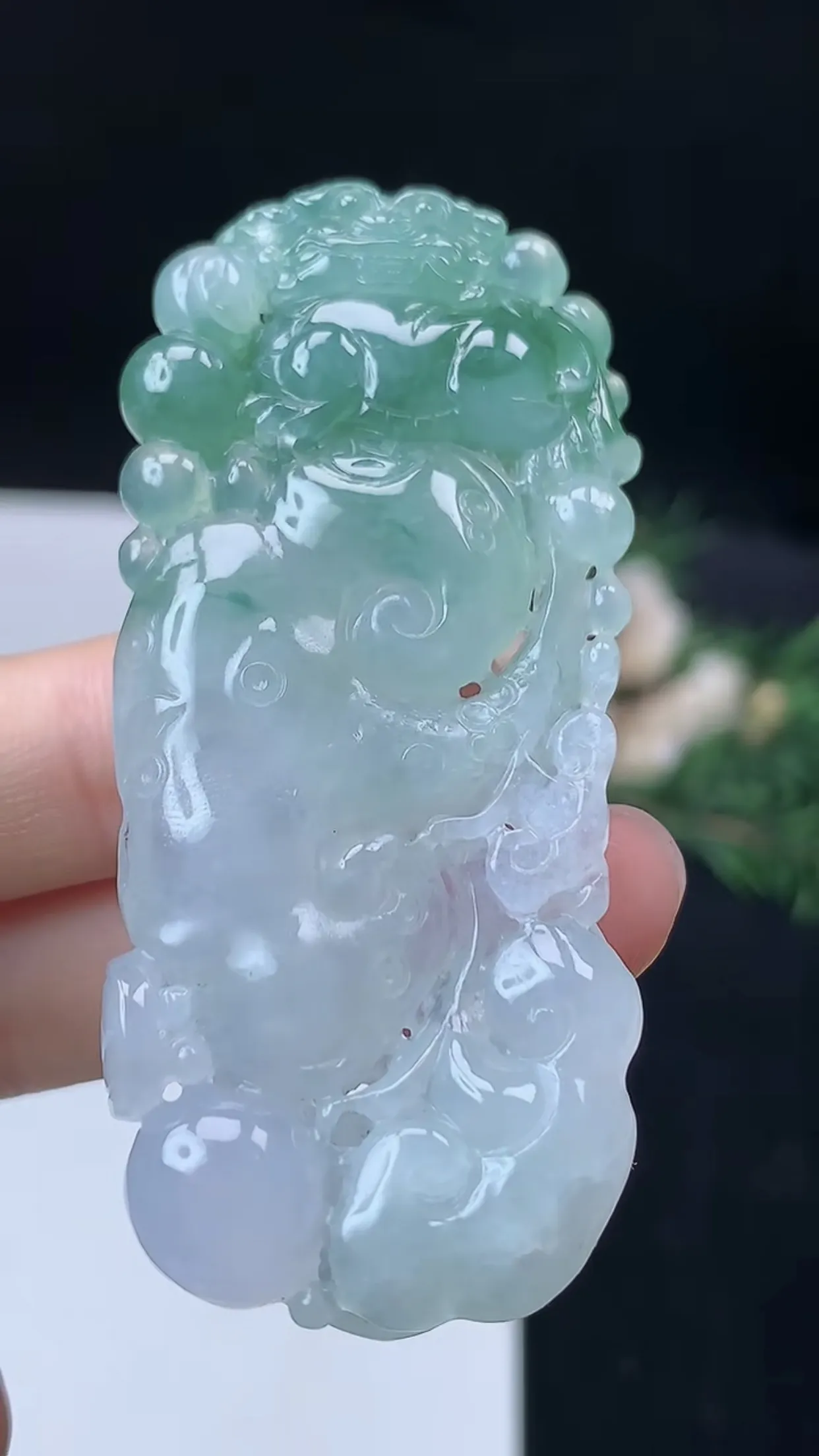 缅甸天然翡翠a货 老坑料起胶冰种 飘绿如意吊坠，尺寸62.6-26.8-7.5mm  y  25.56